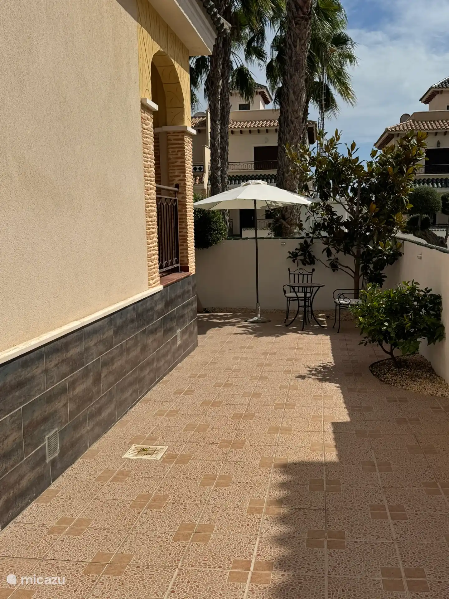 Seitenansicht des Hauses und Gartens. 