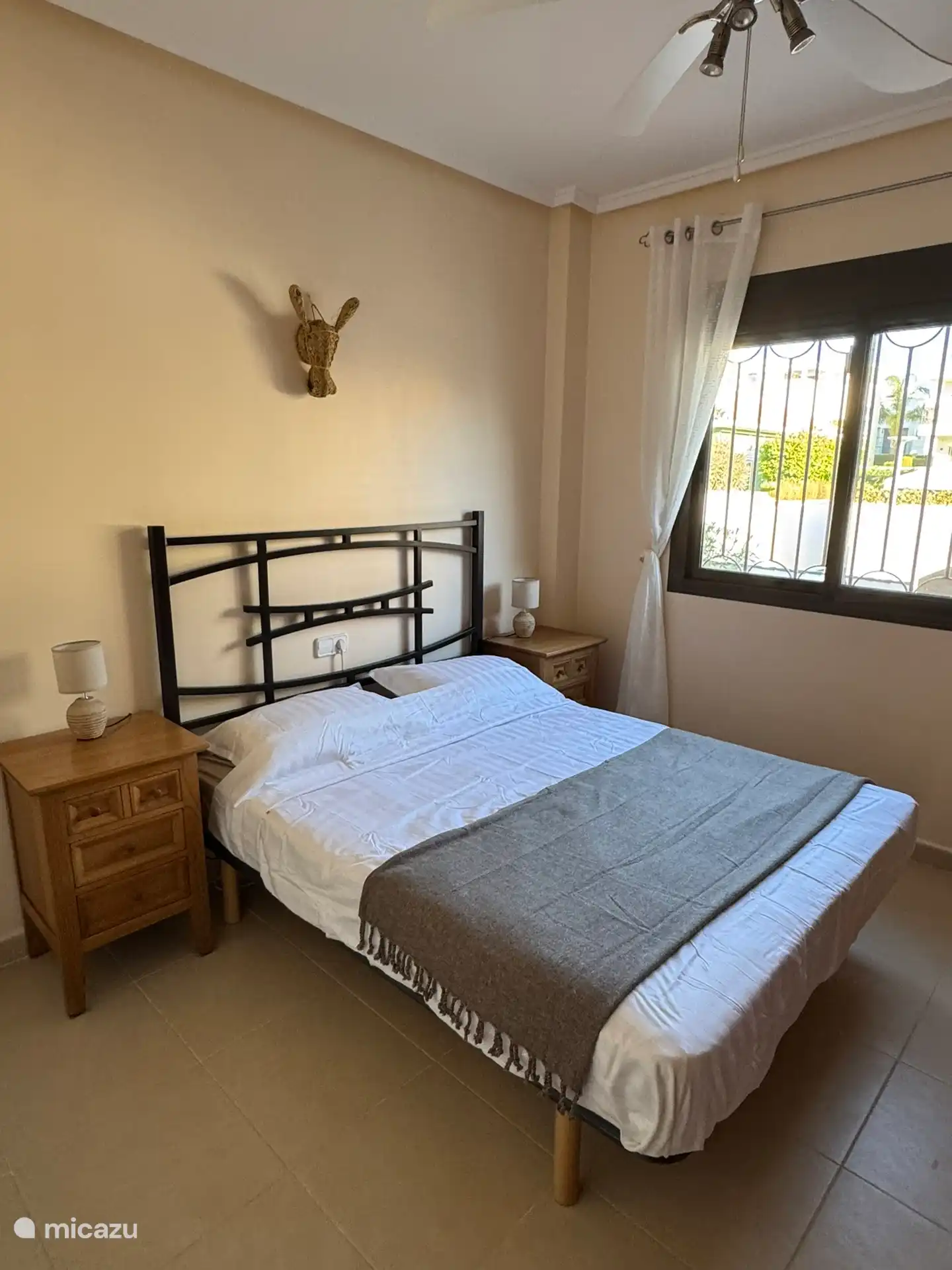 Schlafzimmer im Erdgeschoss hinten mit separatem Kleiderschrank
