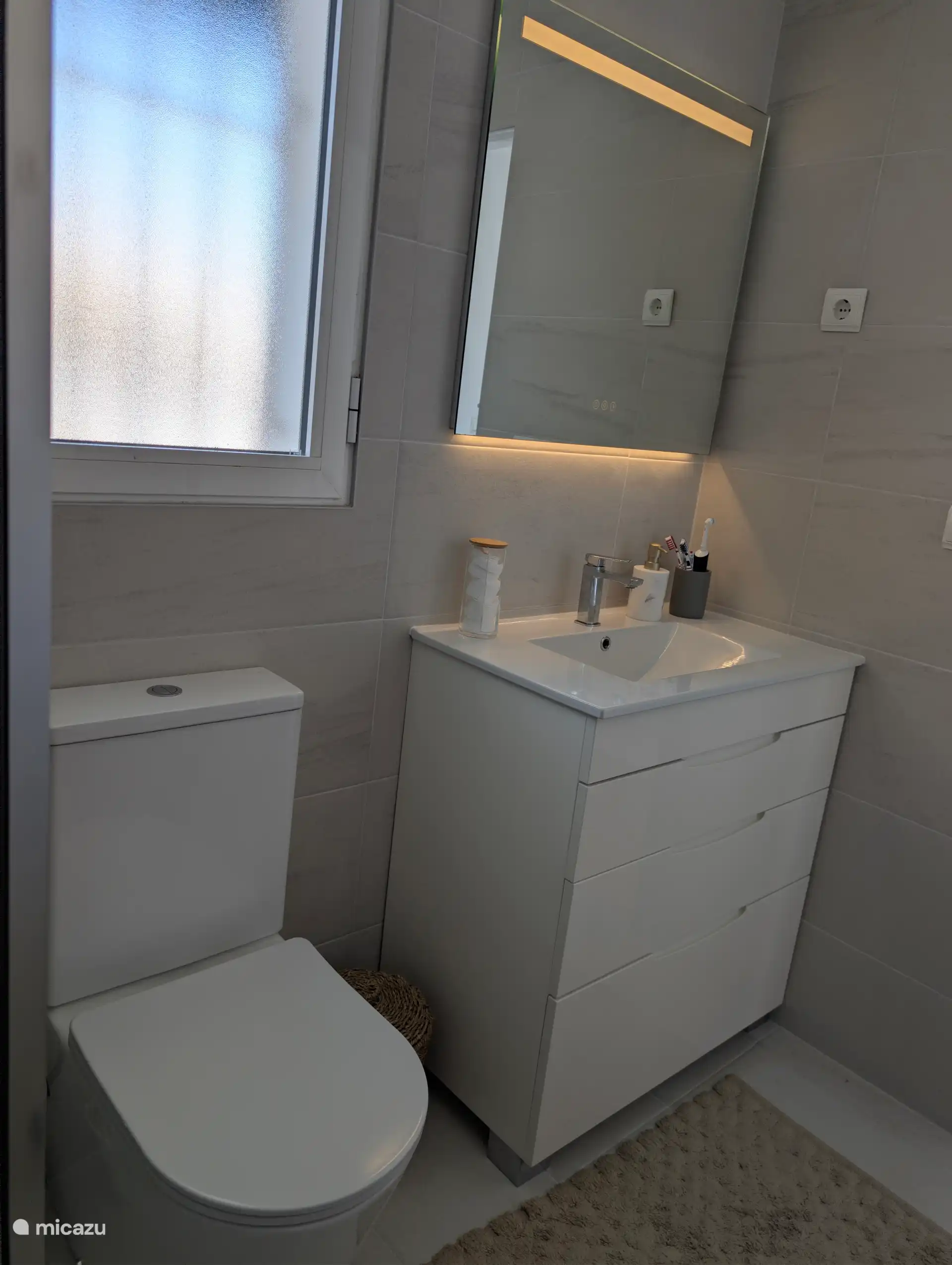 Luxe badkamermeubel met spiegel die niet beslaat met condens. 