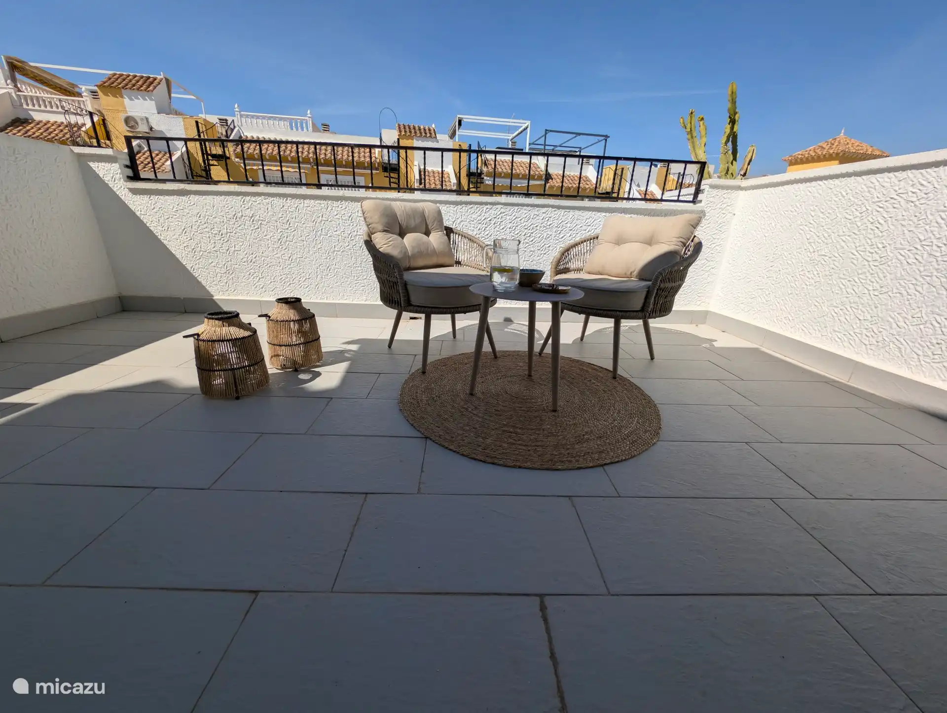 Zitje op 1e verdieping met zonnenscherm. 
