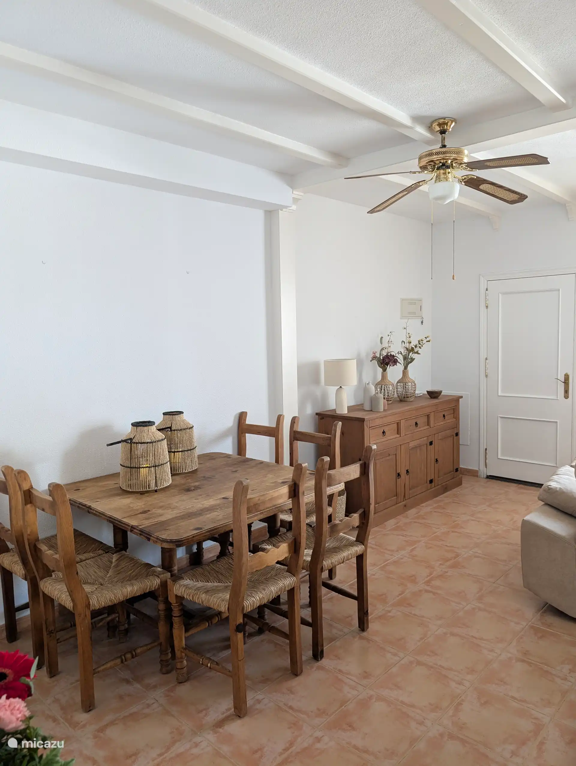 Gezellige woonkamer, tafel tot 6 persoons is groter te maken