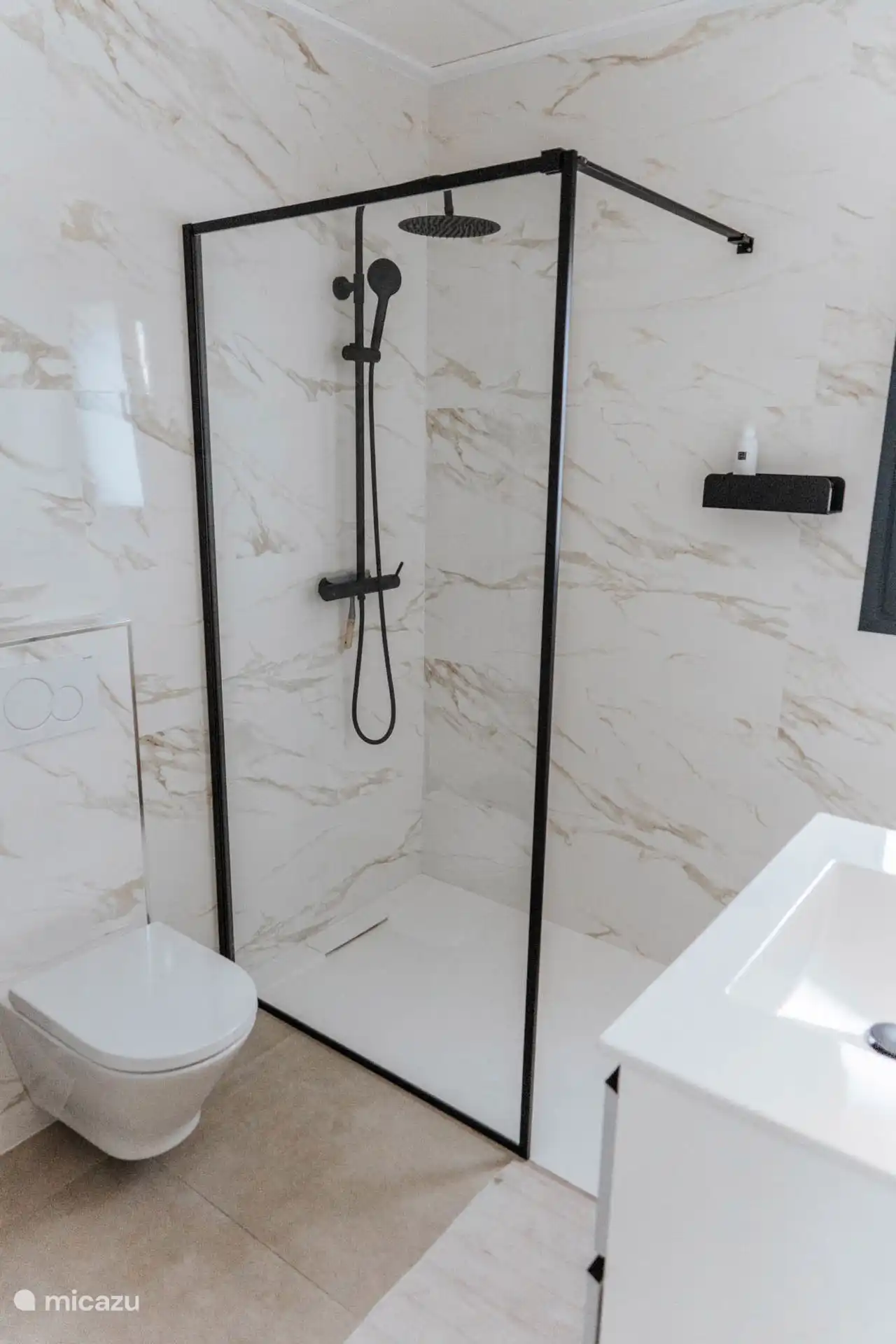 baño pequeño con inodoro y ducha a nivel