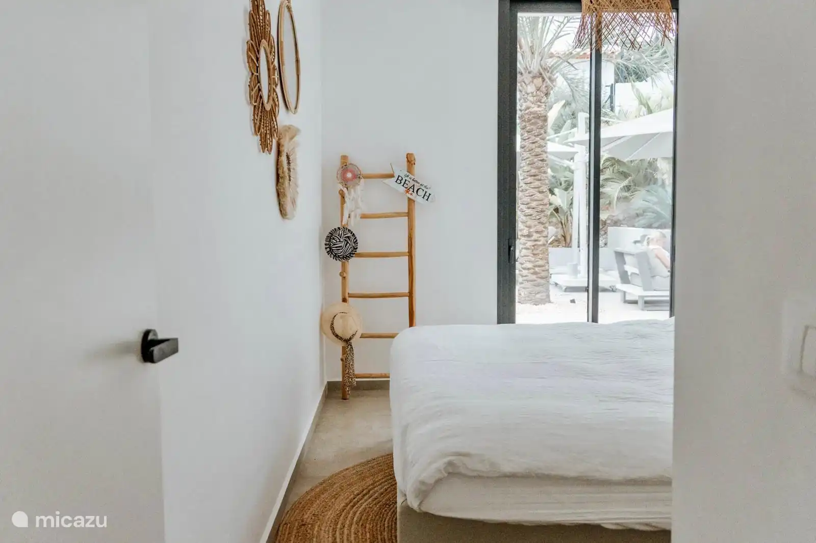 Dormitorio con cama matrimonial