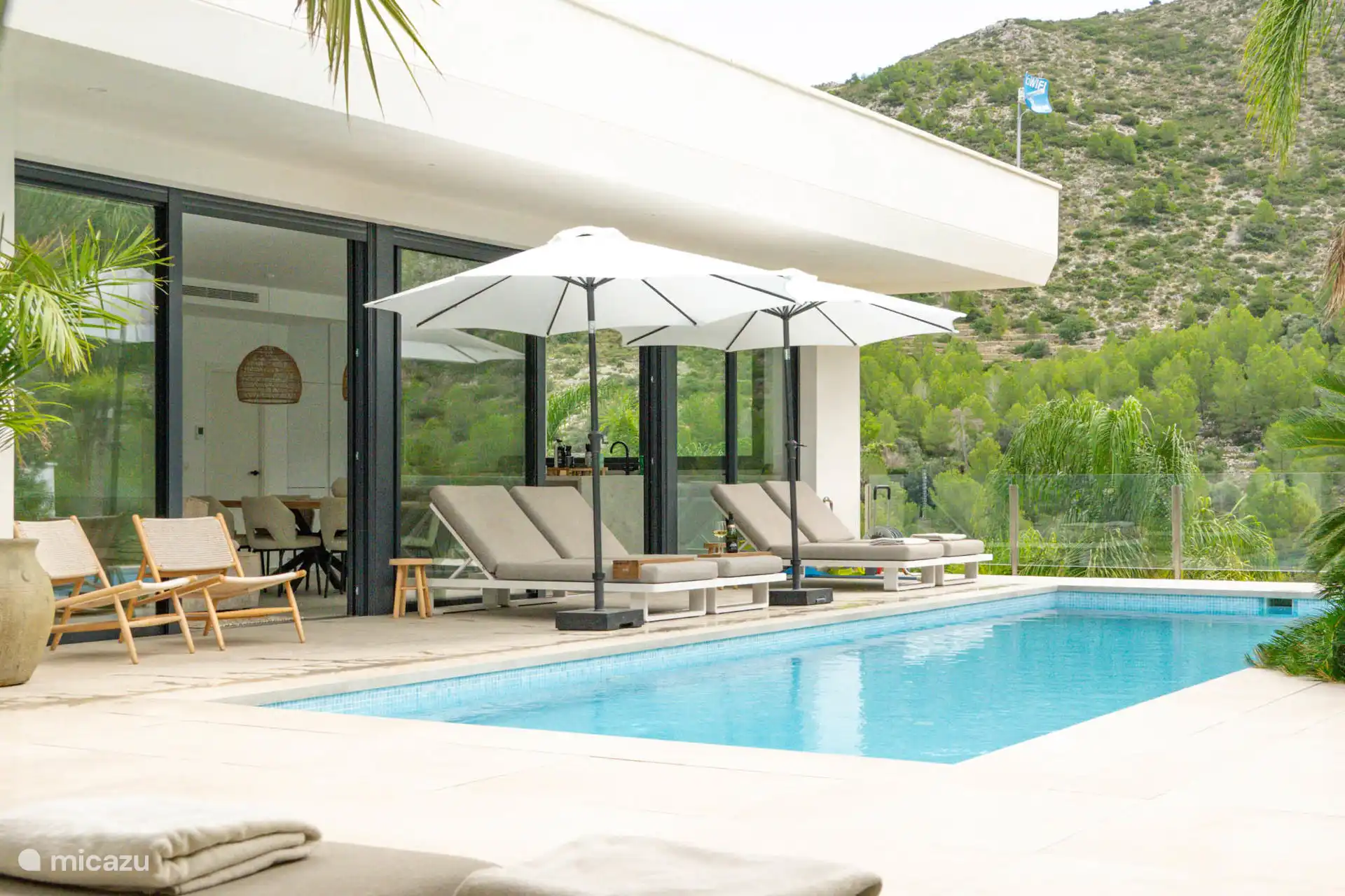 Piscina climatizada con 6 tumbonas