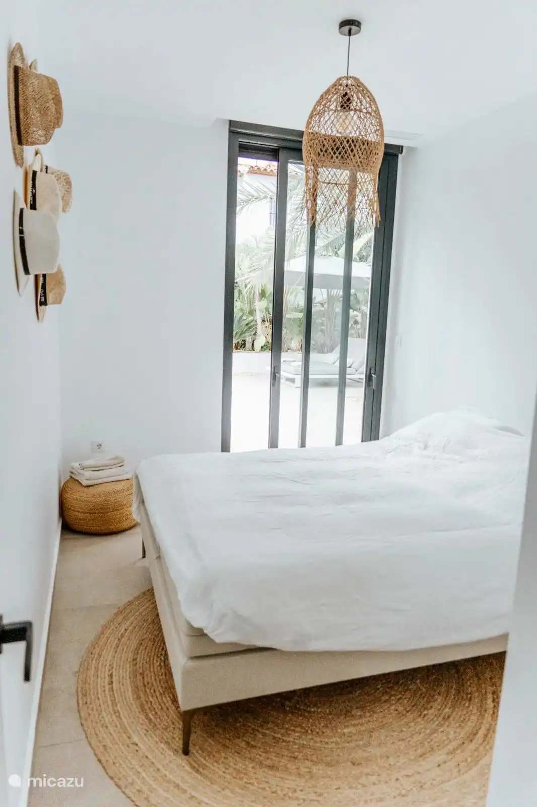 Dormitorio con cama matrimonial