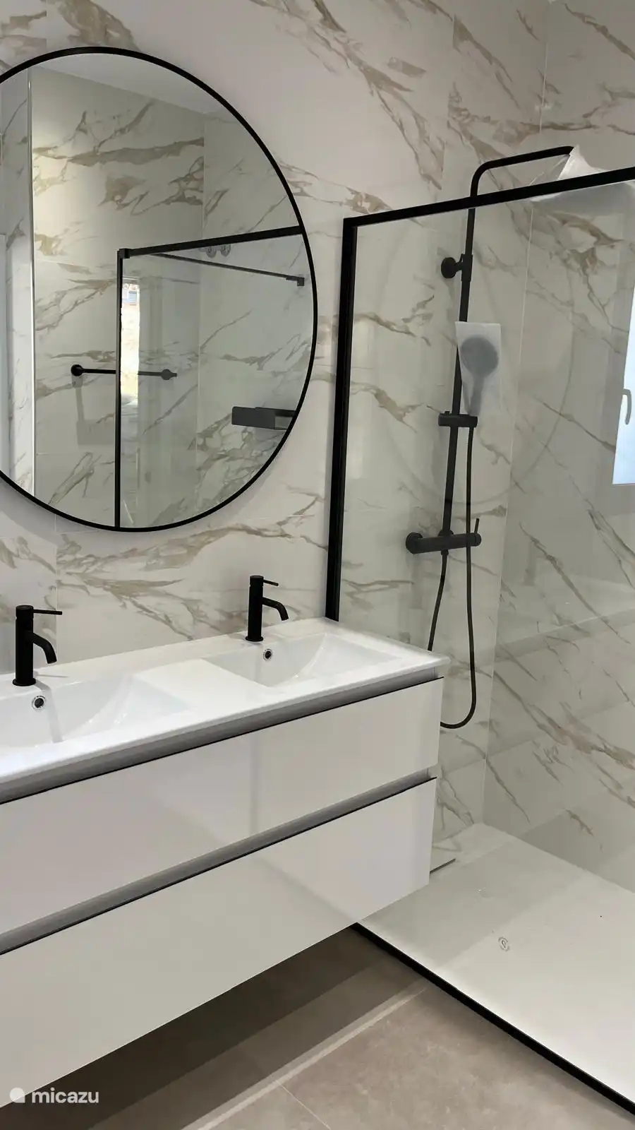 Baño con ducha a pie de casa, inodoro y bidé