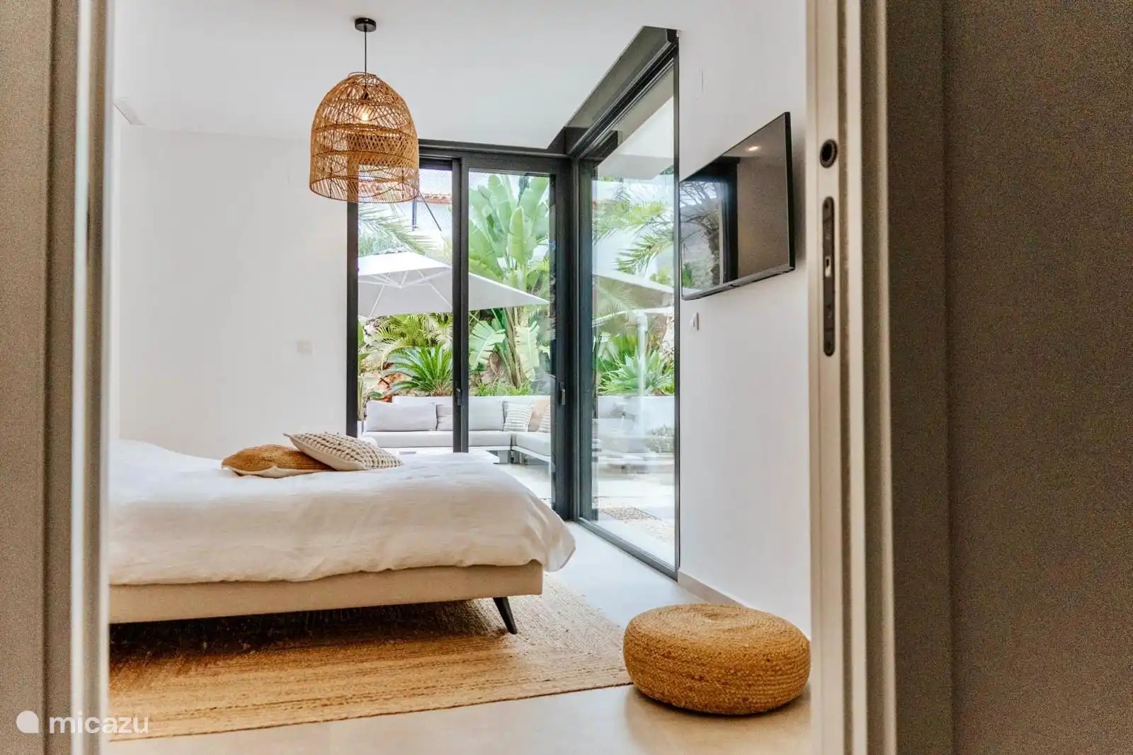Dormitorio con cama principal 