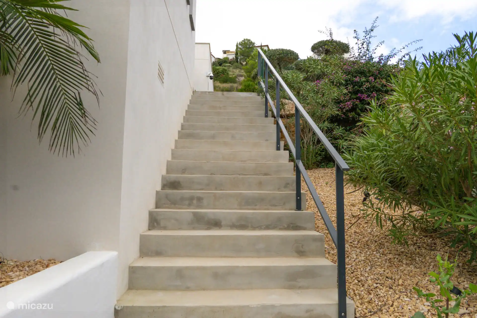 escaleras hasta la puerta principal
