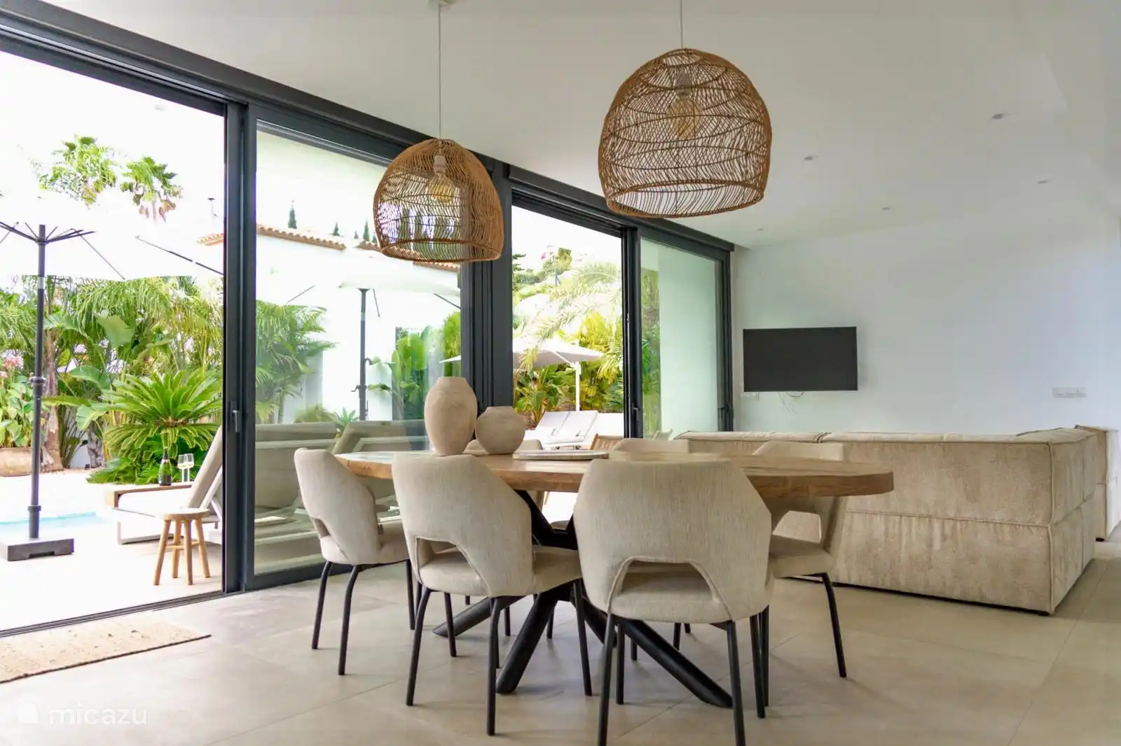 Salón con mesa de comedor y sofá en esquina