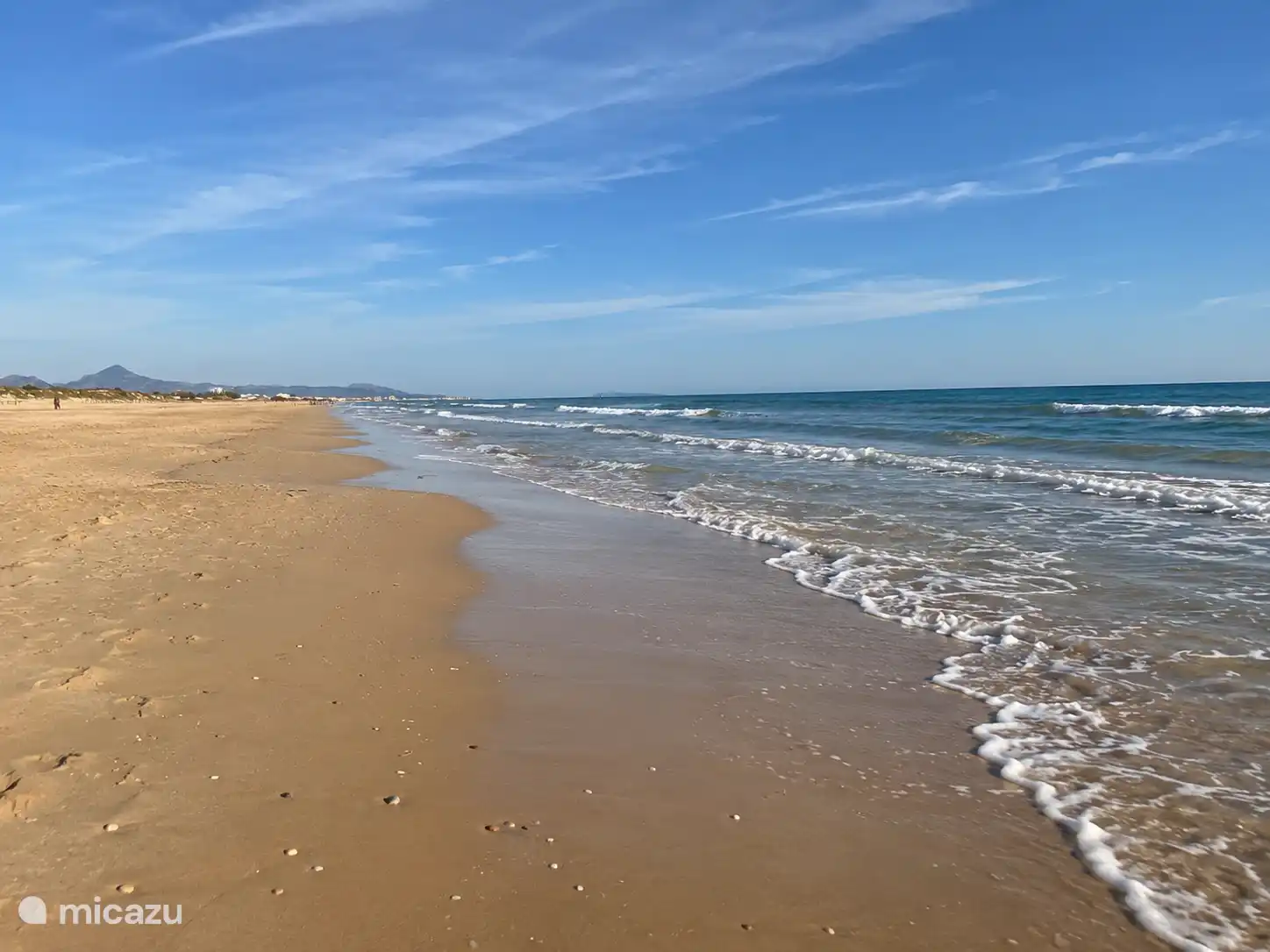 Strand nabij het terrein