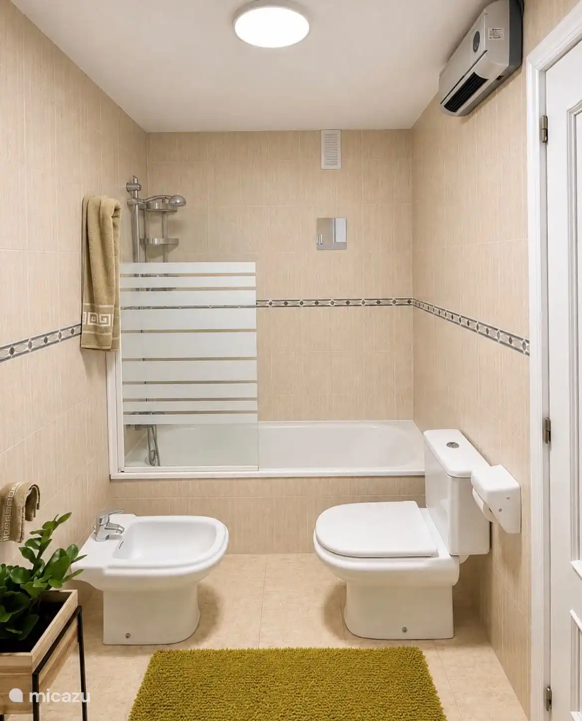 Baño en suite con bañera.