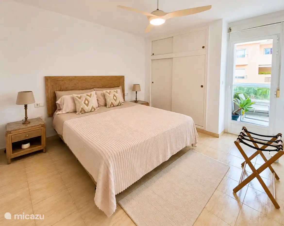 Dormitorio principal con cama de 180x200cm, salida a la terraza, ventilador de techo y baño en suite.