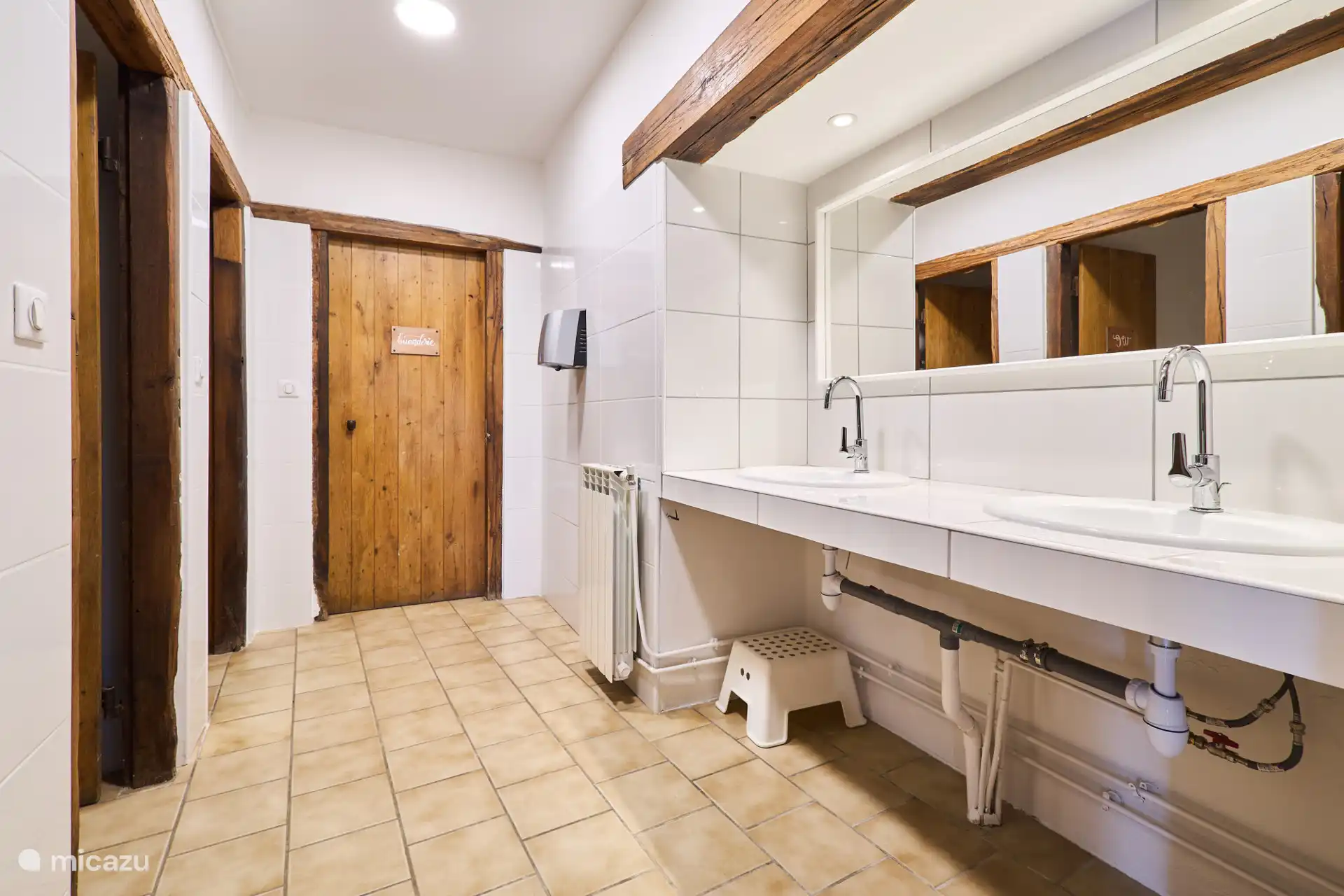 2 toiletten en een dubbele wastafel op de begane grond