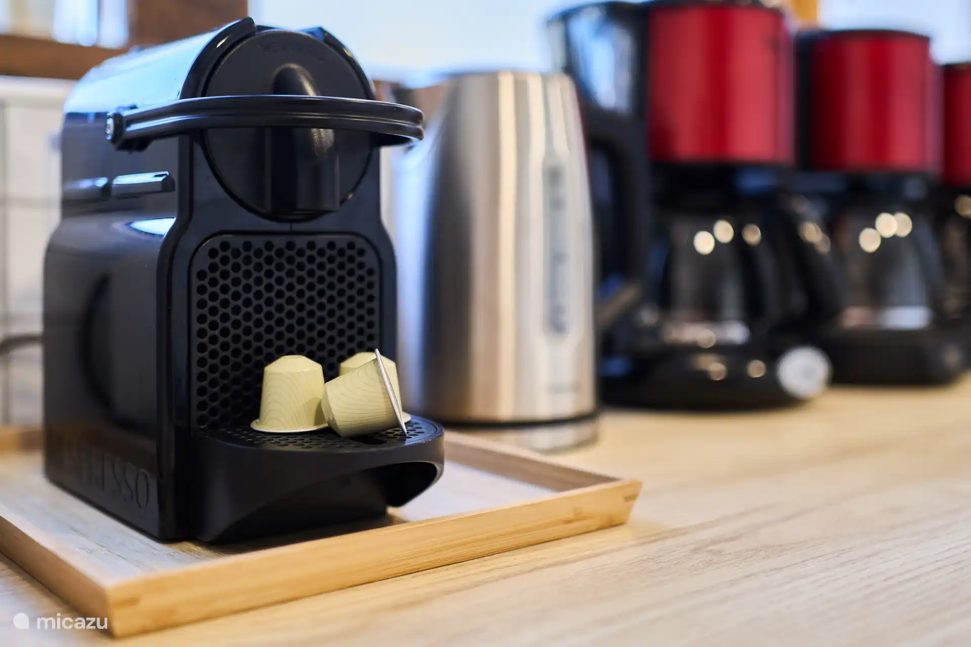 2 filterkoffiezetapparaten en 1 Nespresso