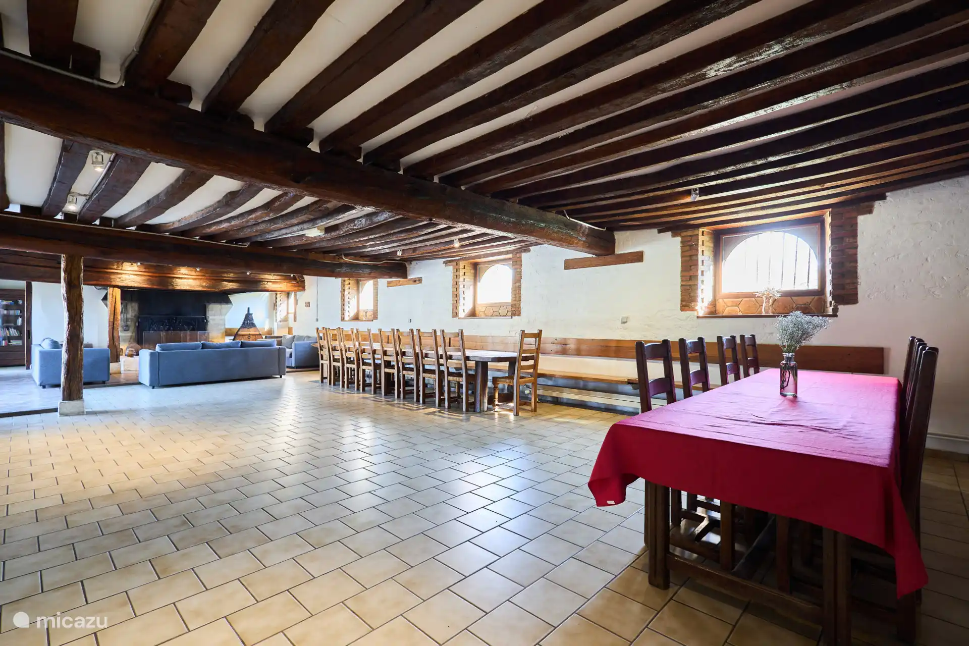 De grote woonkamer, de twee tafels 