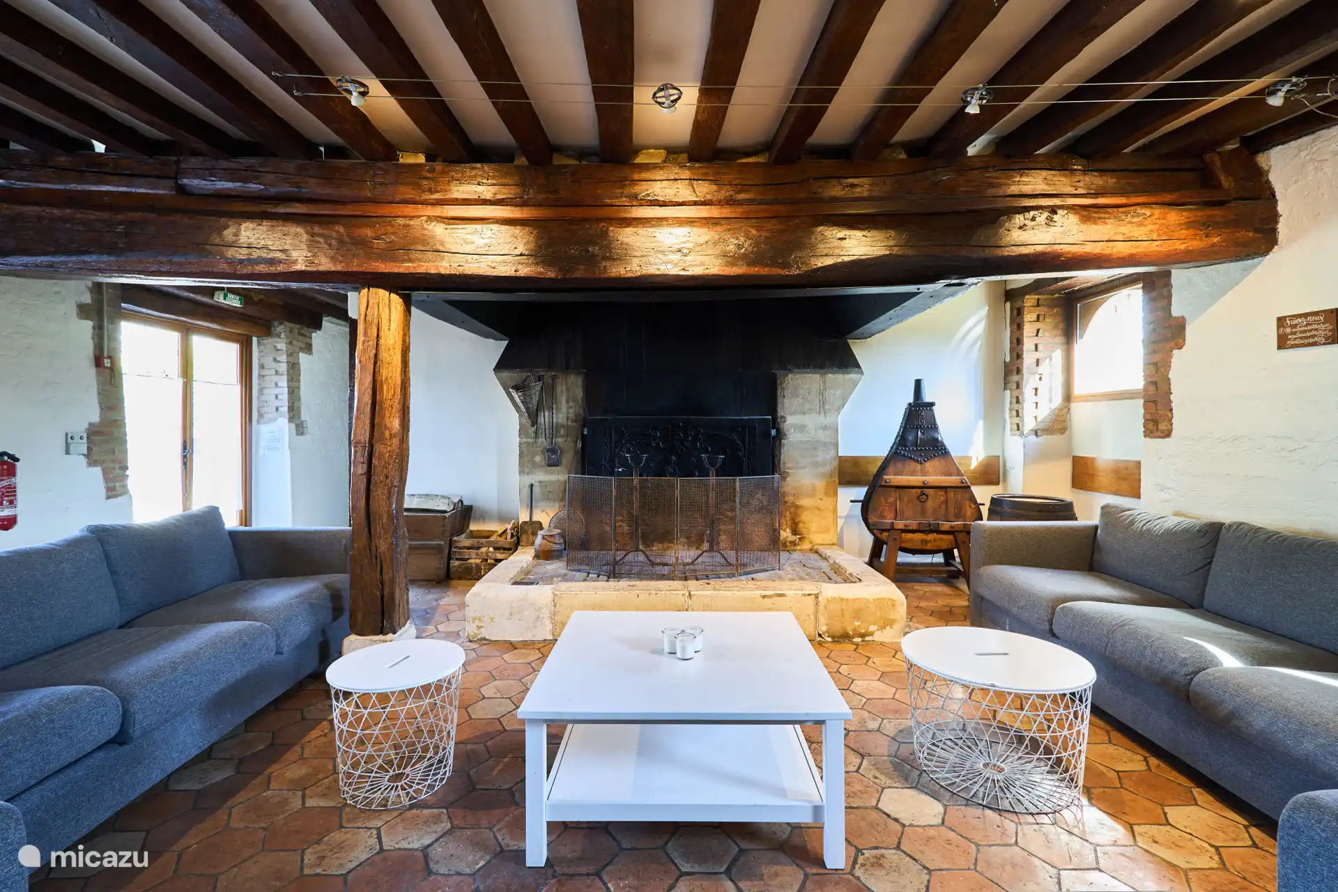 De woonkamer, bij de open haard