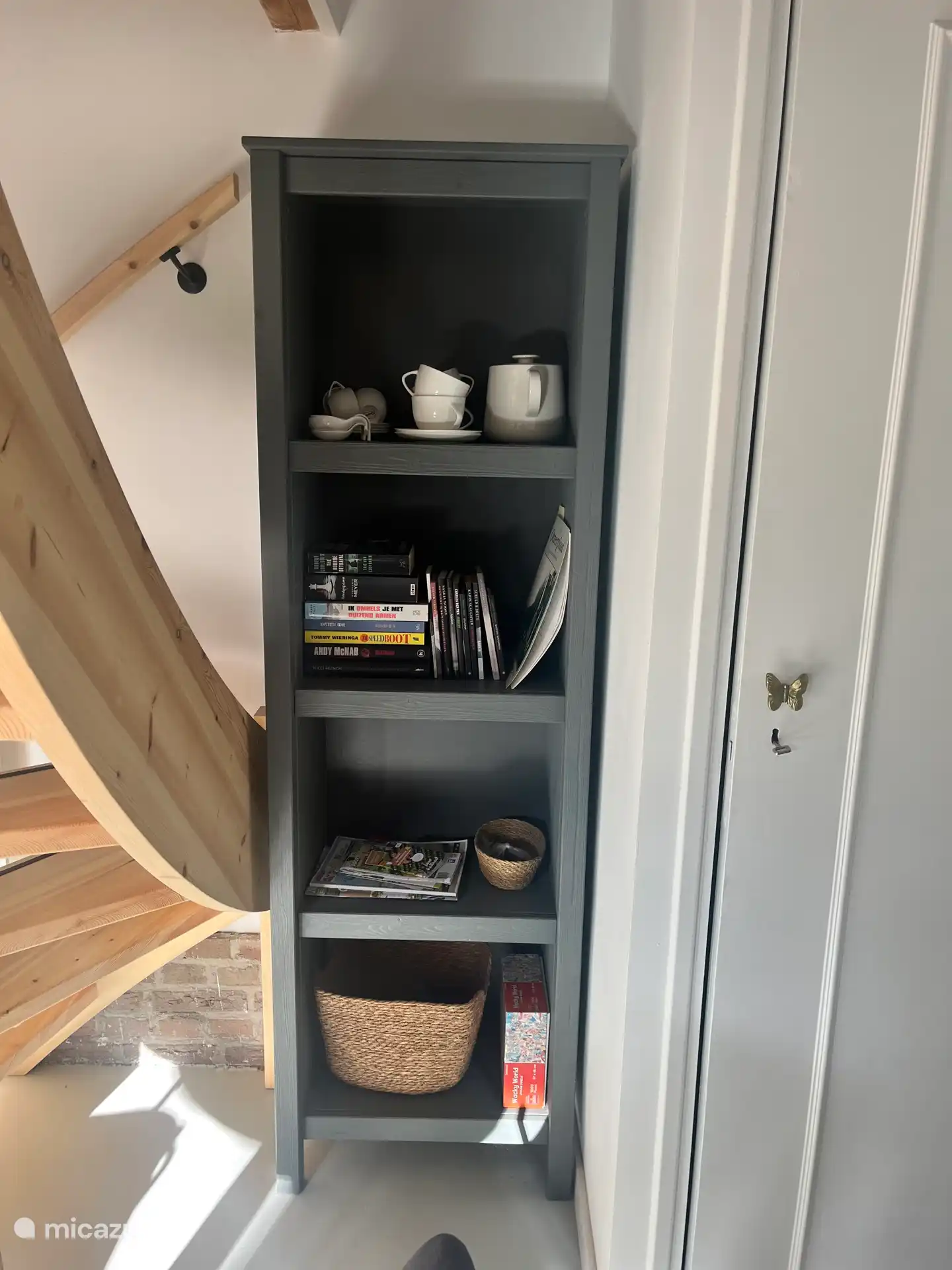 Kast met leuke informatie van de omgeving, ruilboeken en leuke spelletjes 