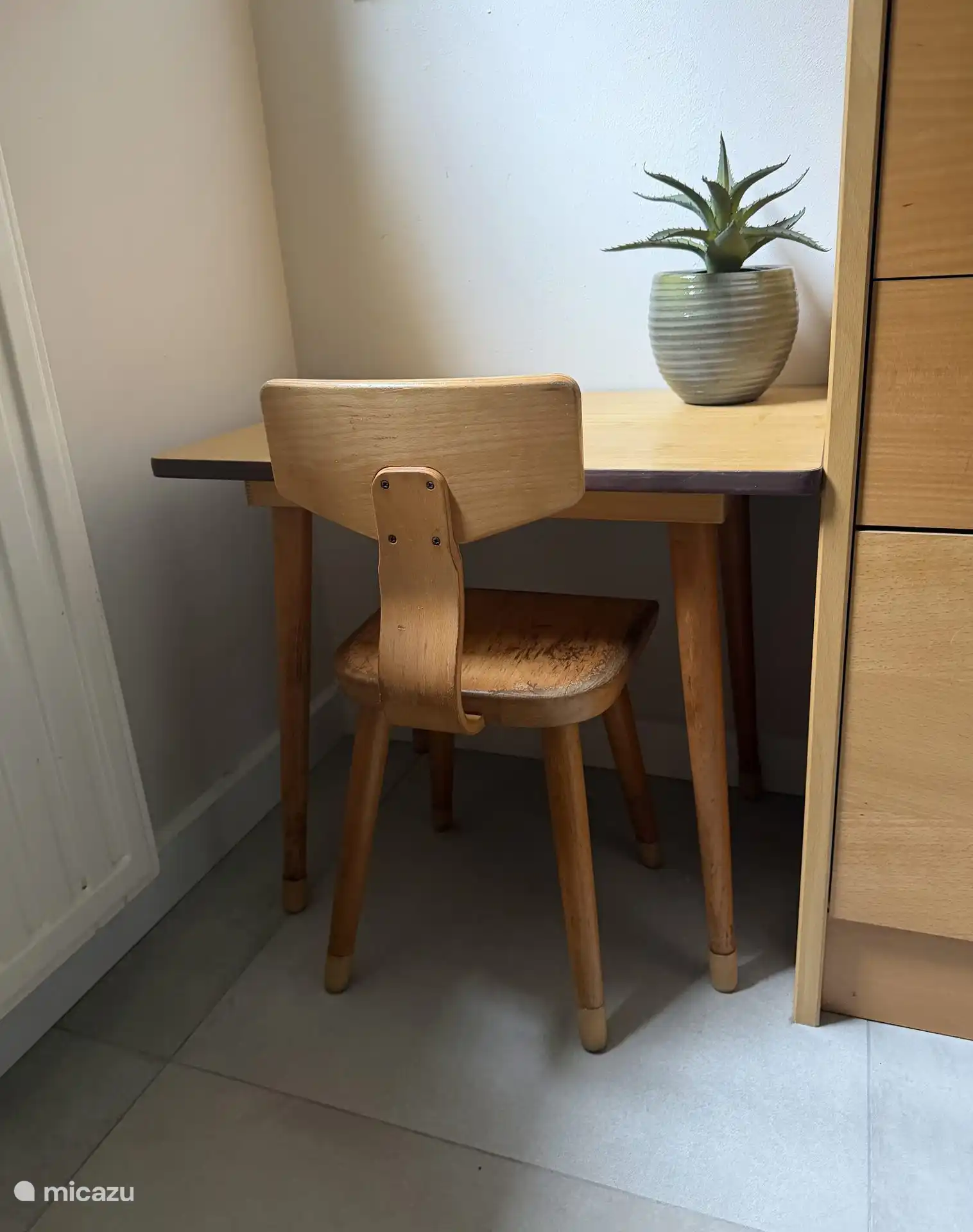 Slaapkamer 2 - heeft een kinder bureautje naast het stapelbed (begane grond)