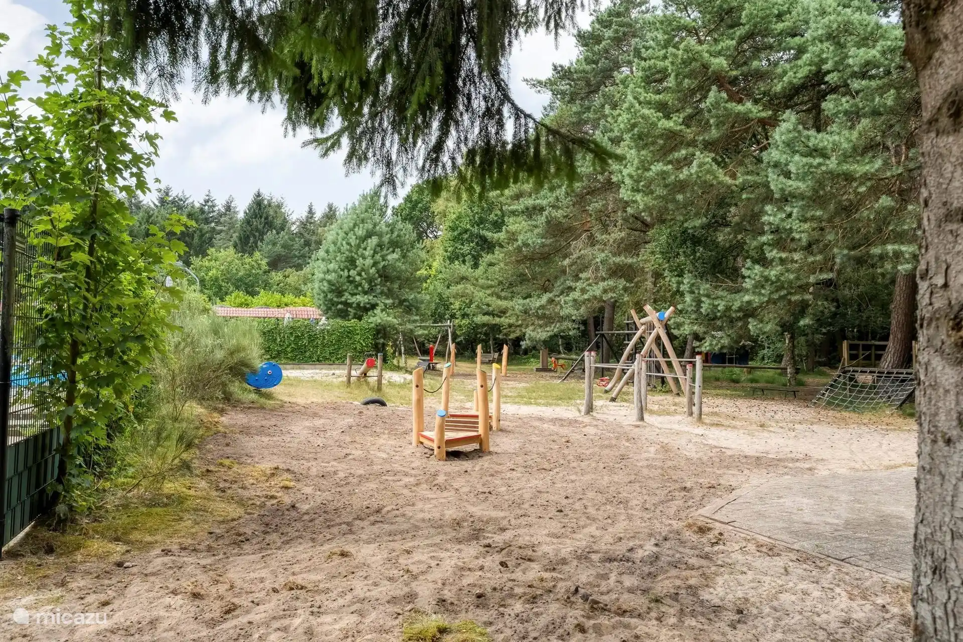 Natuurlijke buitenspeeltuin met o.a. kabelbaan en zandbak.