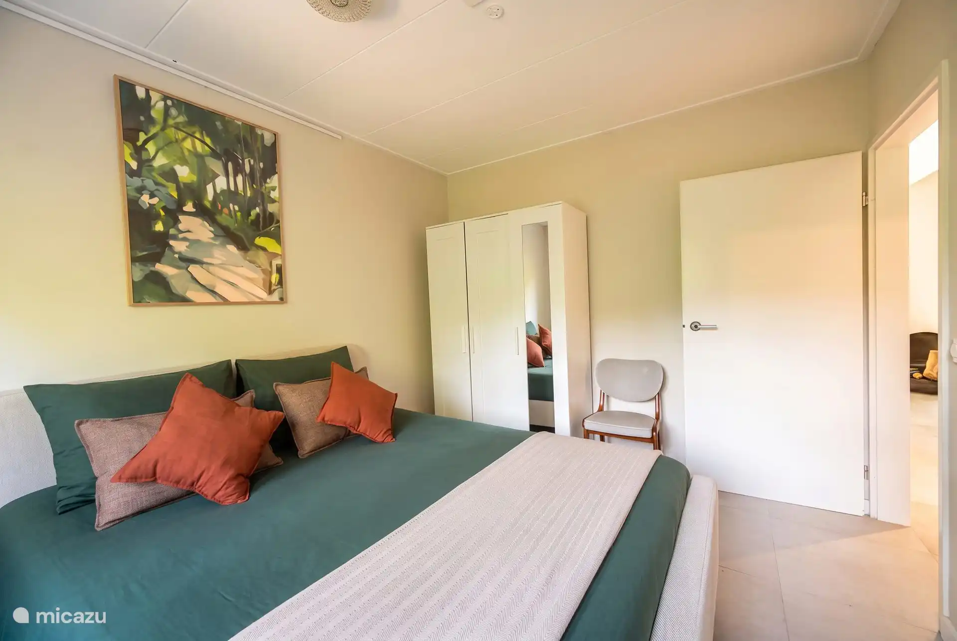 Slaapkamer 1 - met tweepersoonsbed en ruime kledingkast (begane grond)