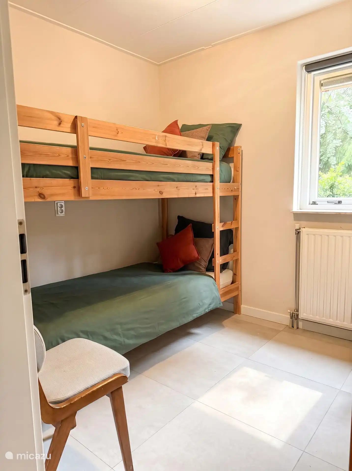 Slaapkamer 2 - met stapelbed,  kinderbureautje en kledingkast