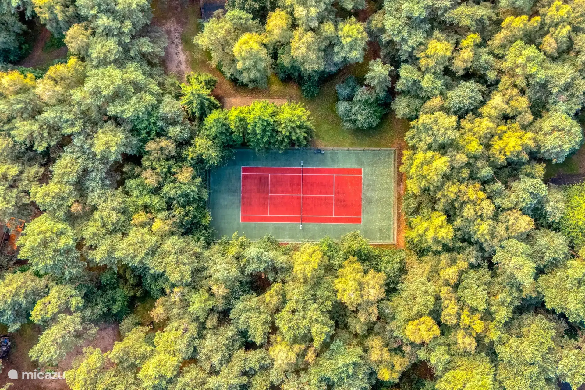 Prachtige tennisbaan, midden in het bos (te reserveren bij de receptie)