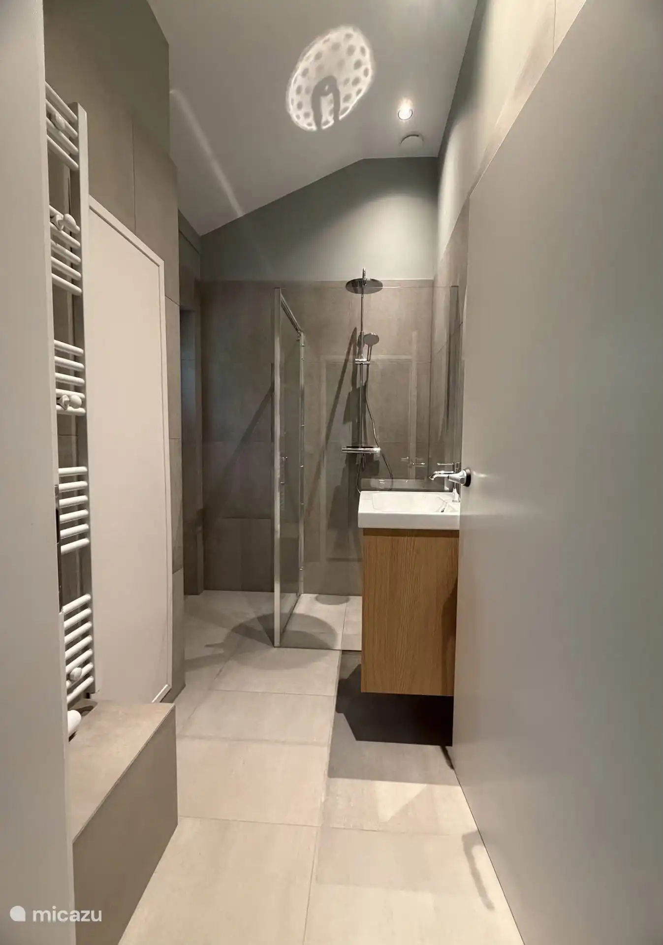 Badkamer met inloop regendouche, verwarmd handdoekrek en wastafel
