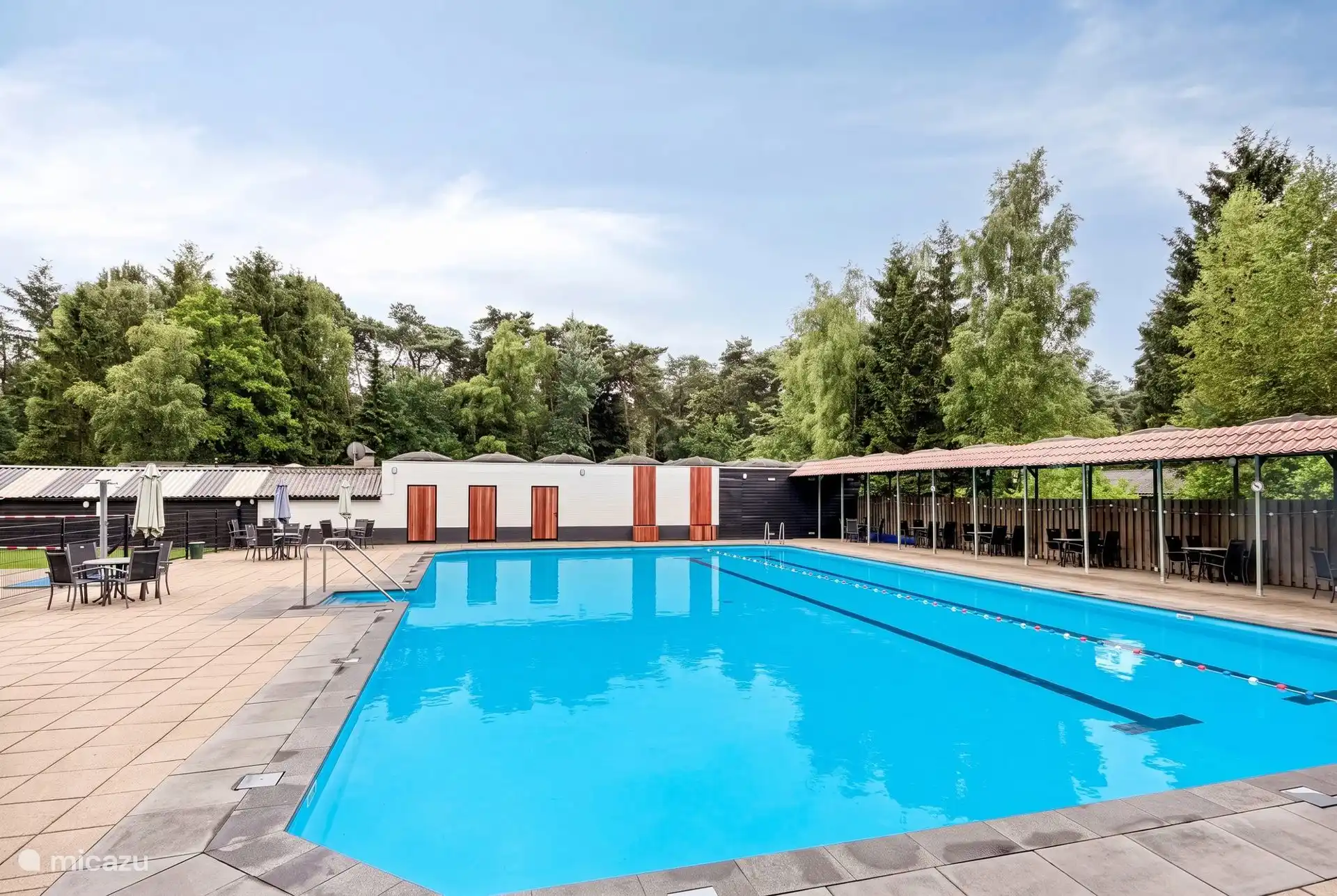 Het verwarmde buitenzwembad - er zijn 3 baden: 1 diep bad, 1 kleurbad en 1 peuterbad. Open medio mei-medio september. 
