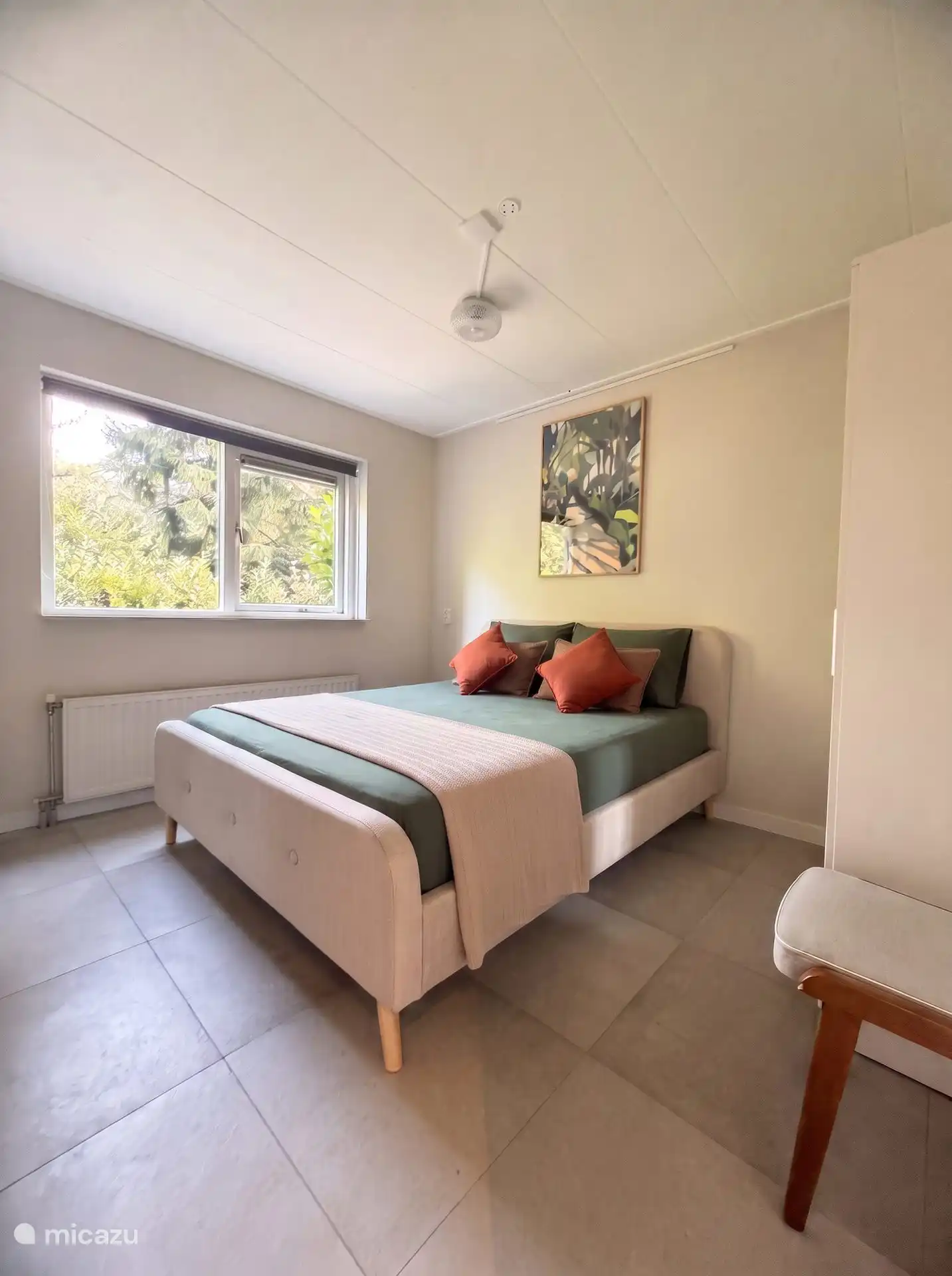 Slaapkamer 1 - met tweepersoonsbed en grote kledingkast (begane grond)