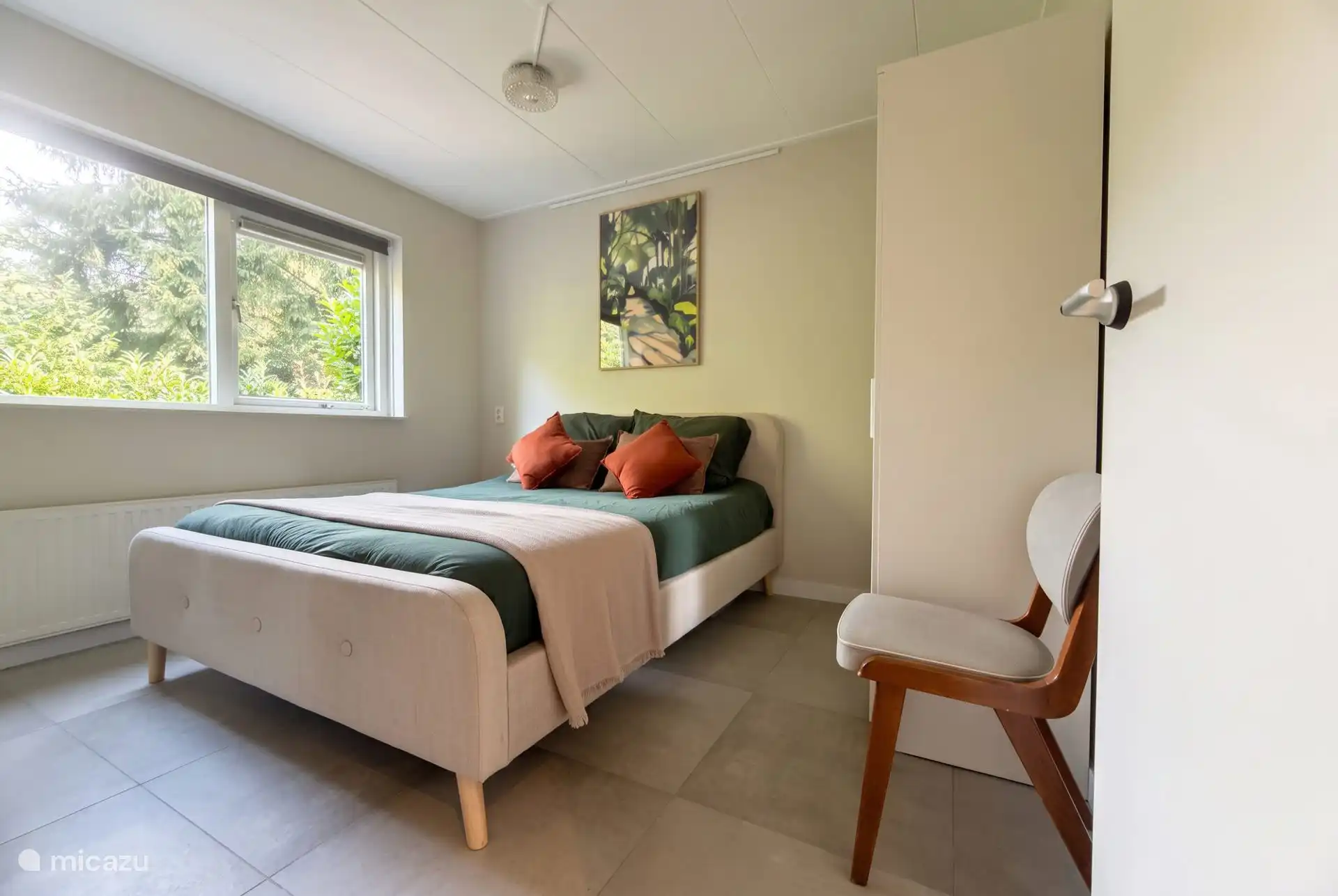 Slaapkamer 1 met tweepersoonsbed en ruime kledingkast