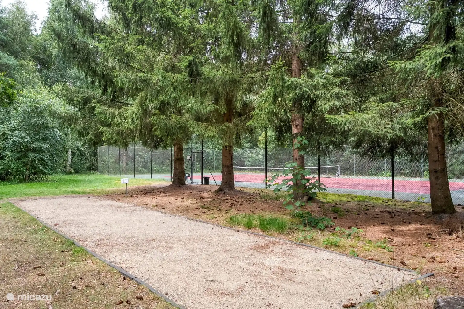 Jue de Boulesbaan en Tennisbaan (te reserveren bij de receptie)