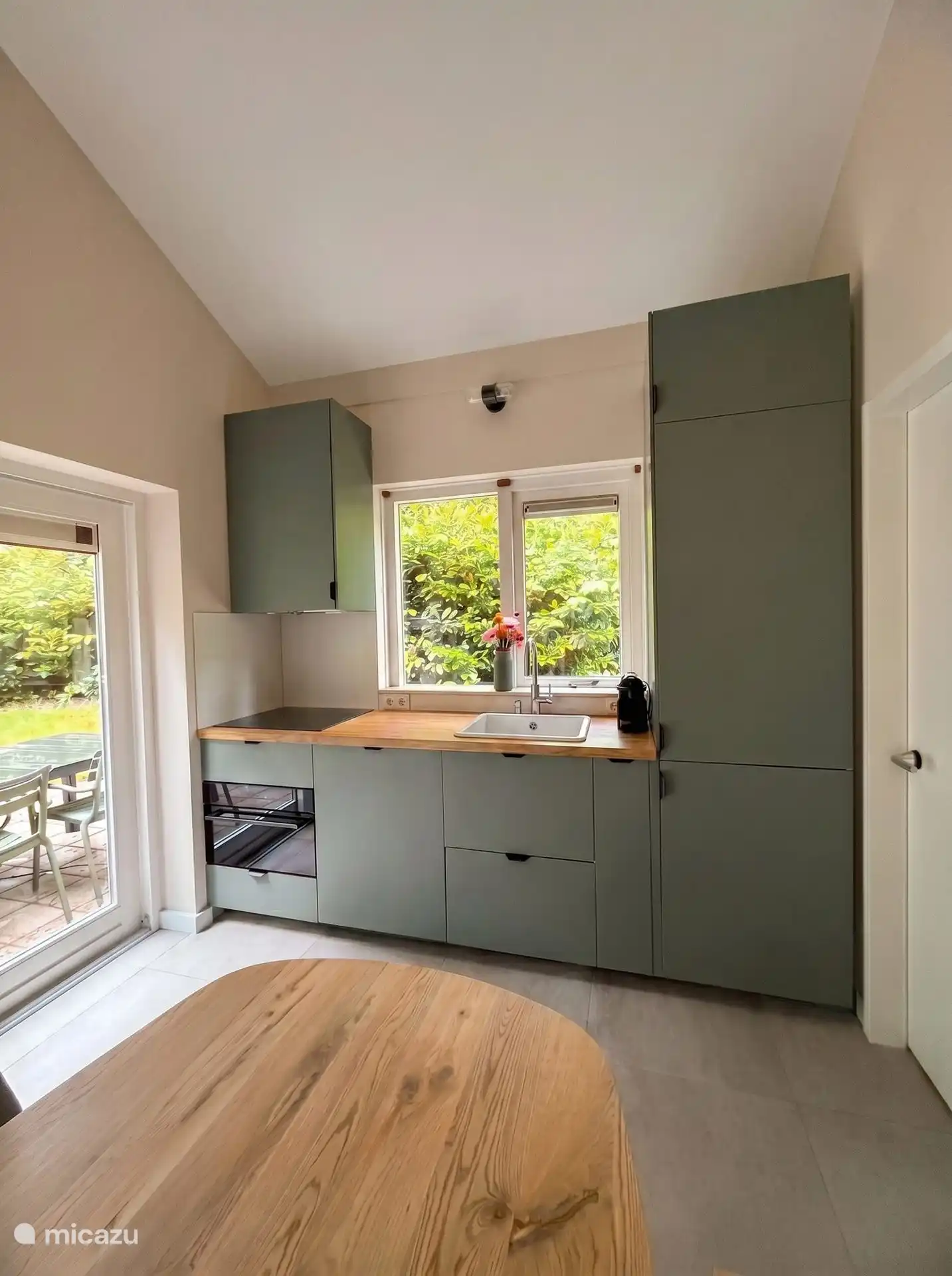 Keuken met o.a. Qoocker, Combi-oven (met airfry-functie) en vaatwasser. 