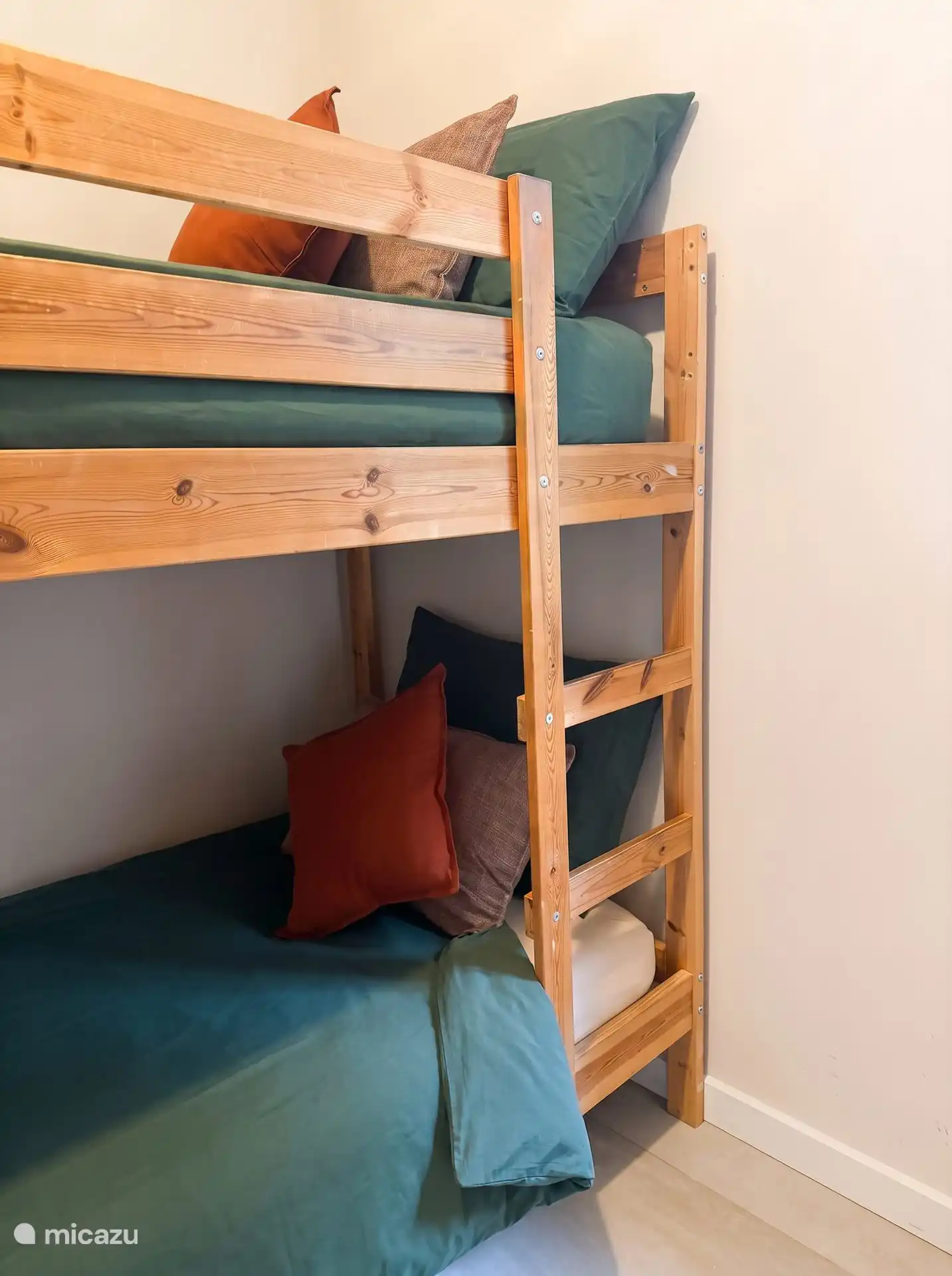 Slaapkamer 2 - met stapelbed,  kinderbureautje en kledingkast (begane grond)