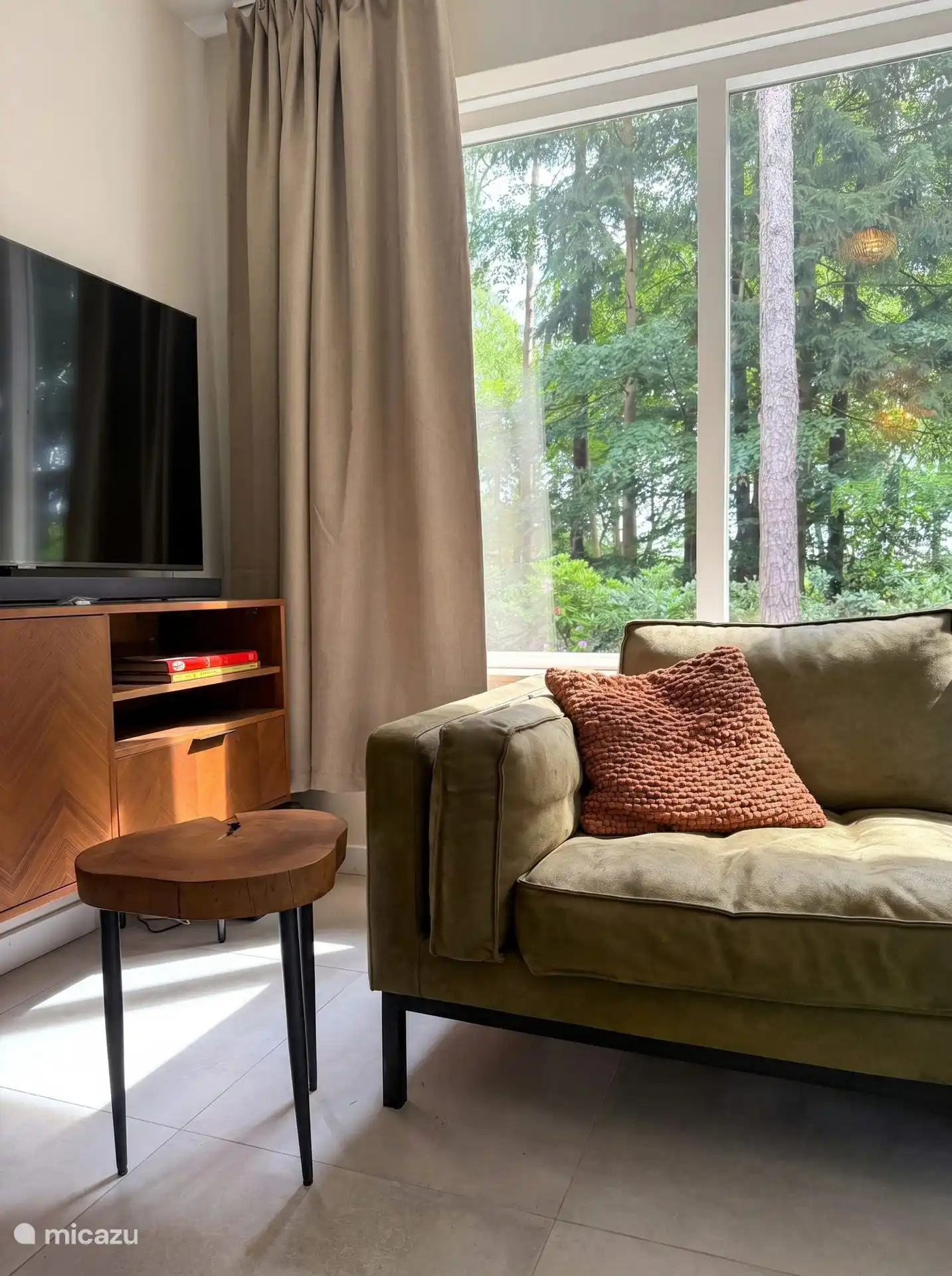 Woonkamer met TV en soundbar, voor een unieke film-ervaring