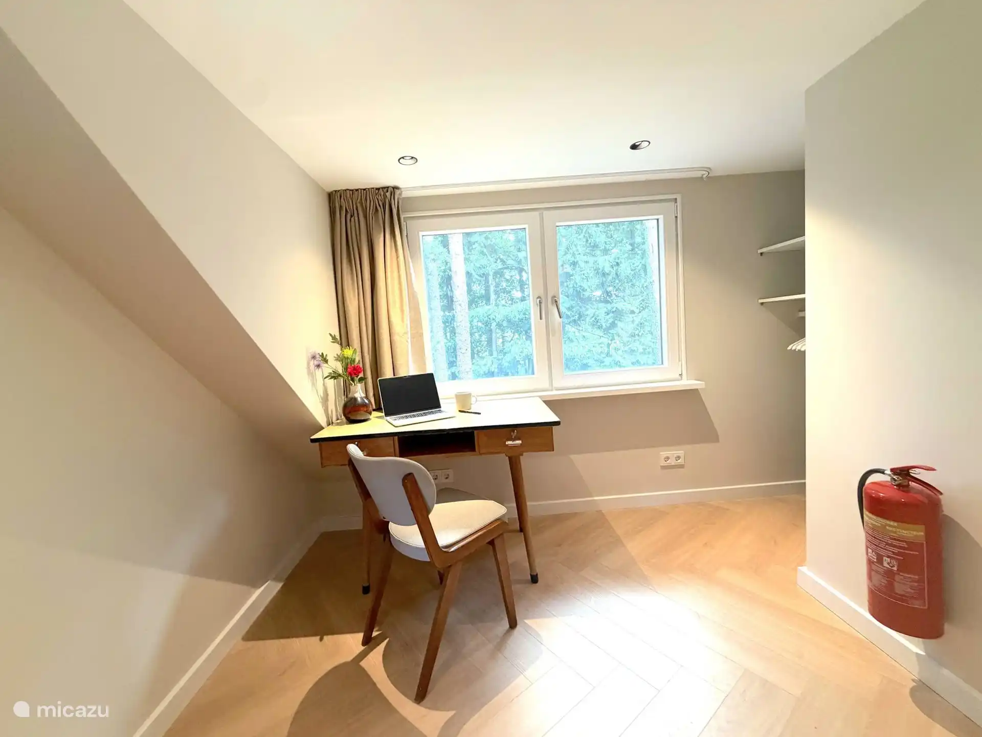 Slaapkamer 3 met aparte werkplek. Omdat deze kamer zich op de 1e verdieping bevindt, kan je ongestoord je werk doen. 