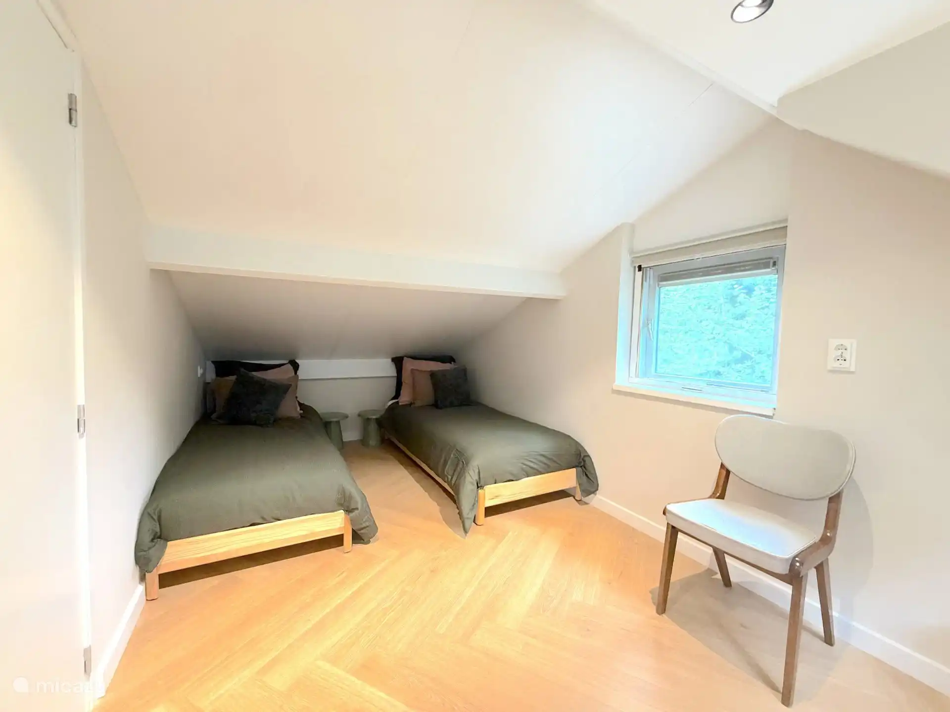 Slaapkamer 3 - twinbed (opstelling twee losse bedden), met aparte kledingkast. Deze kamer bevindt zich op de 1e verdieping van het boshuisje. 