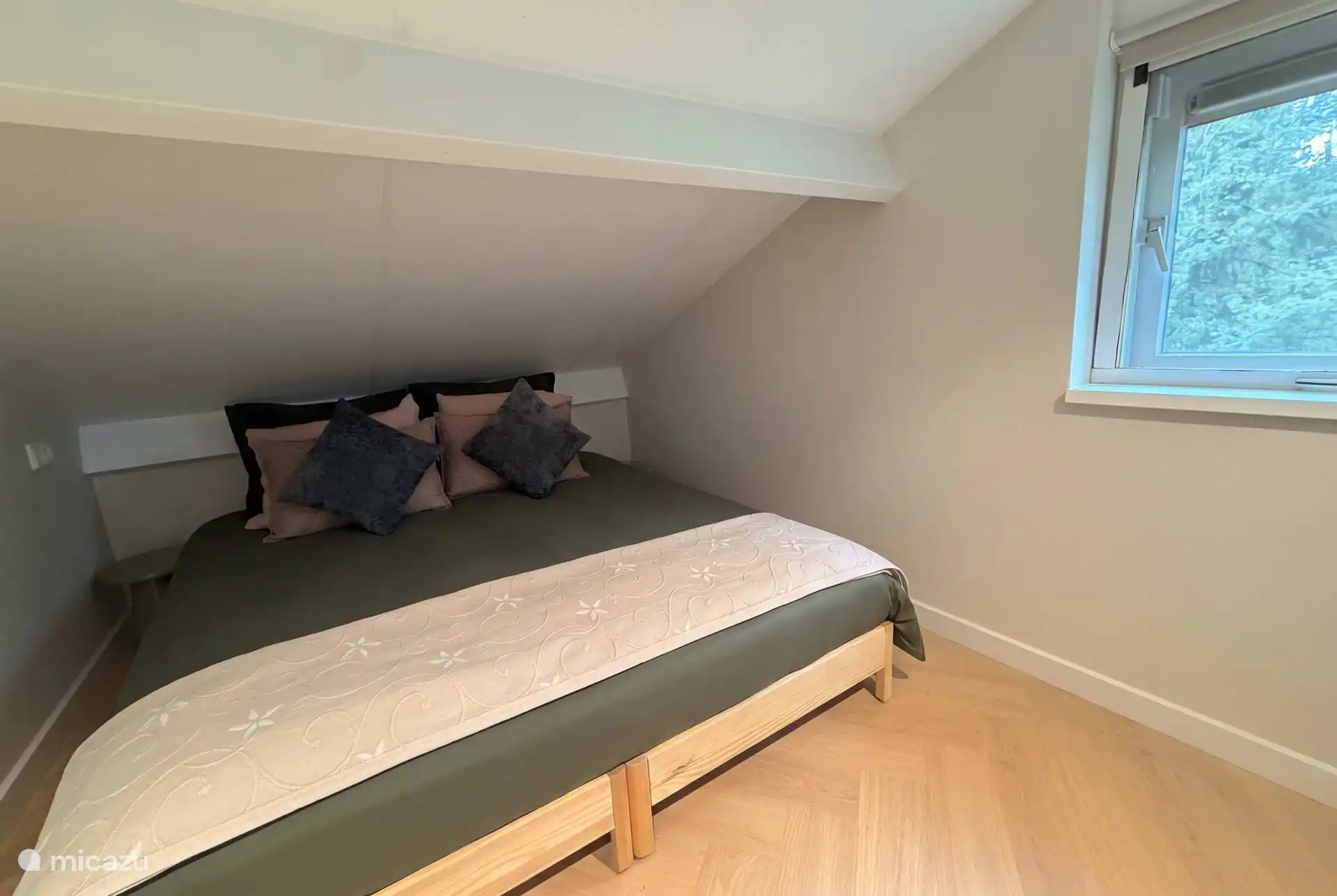 Slaapkamer 3 - twinbed (opstelling aan elkaar), met aparte kledingkast. Deze kamer bevindt zich op de 1e verdieping van het boshuisje. 
