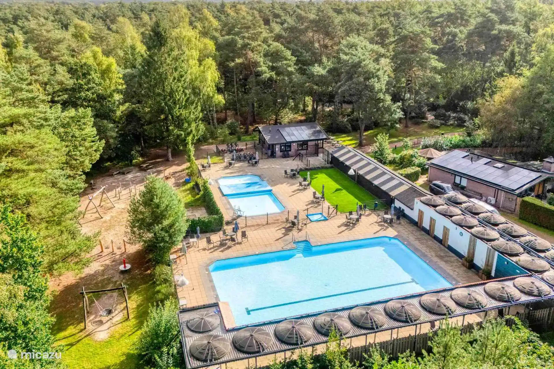 Het verwarmde buitenzwembad - er zijn 3 baden: 1 diep bad, 1 kleurbad en 1 peuterbad. Open medio mei-medio september.