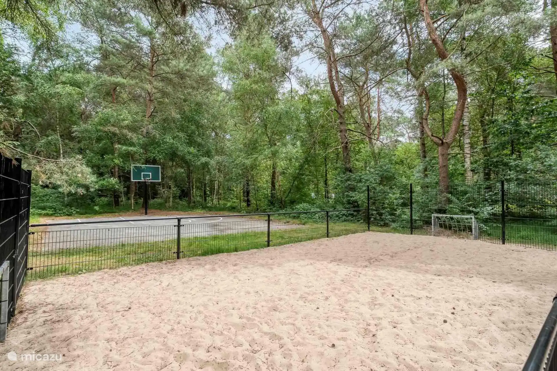 Pannakooi en basketbalveldje