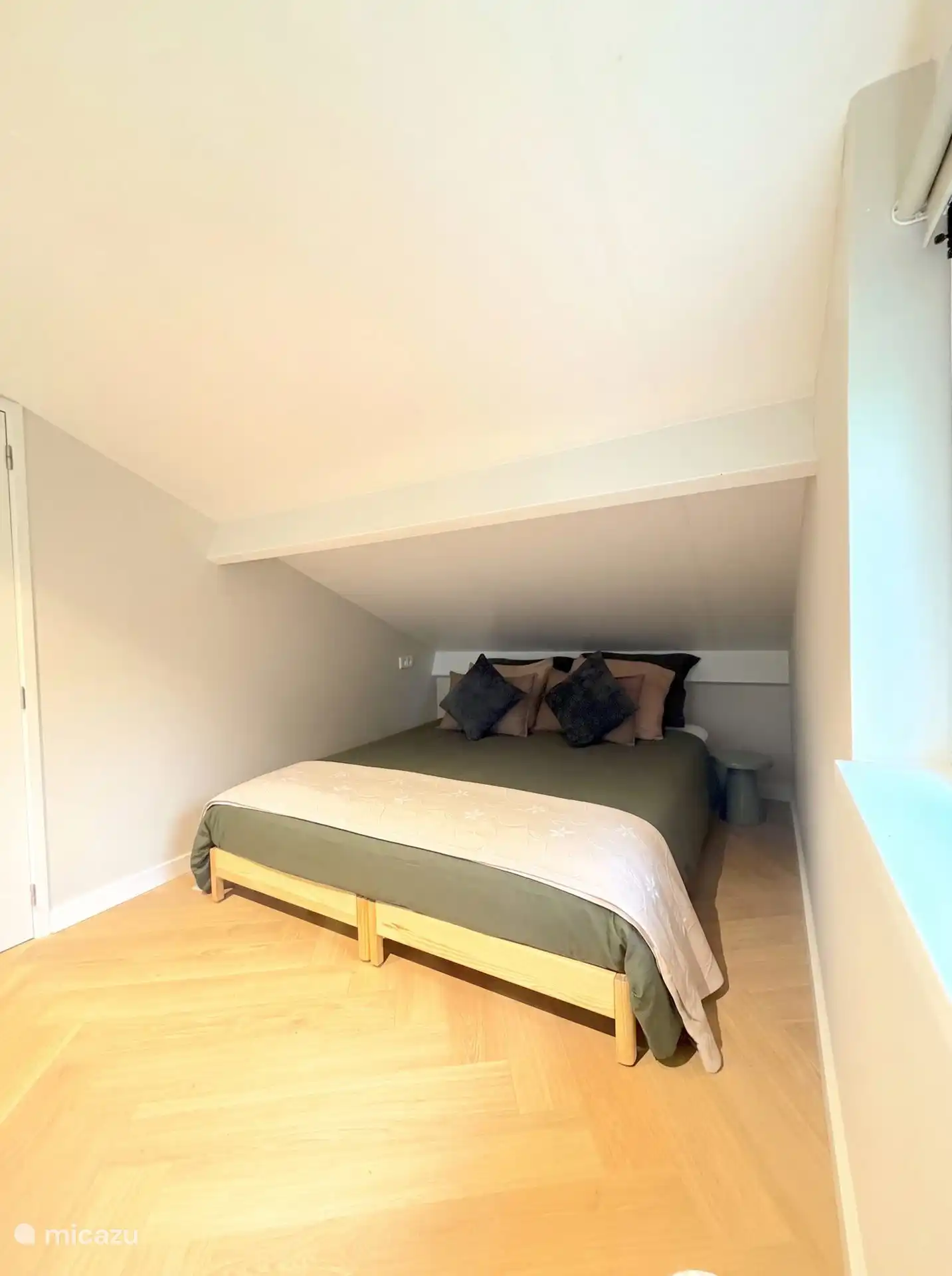 Slaapkamer 3 - twinbed (opstelling aan elkaar), met aparte kledingkast. Deze kamer bevindt zich op de 1e verdieping van het boshuisje. 