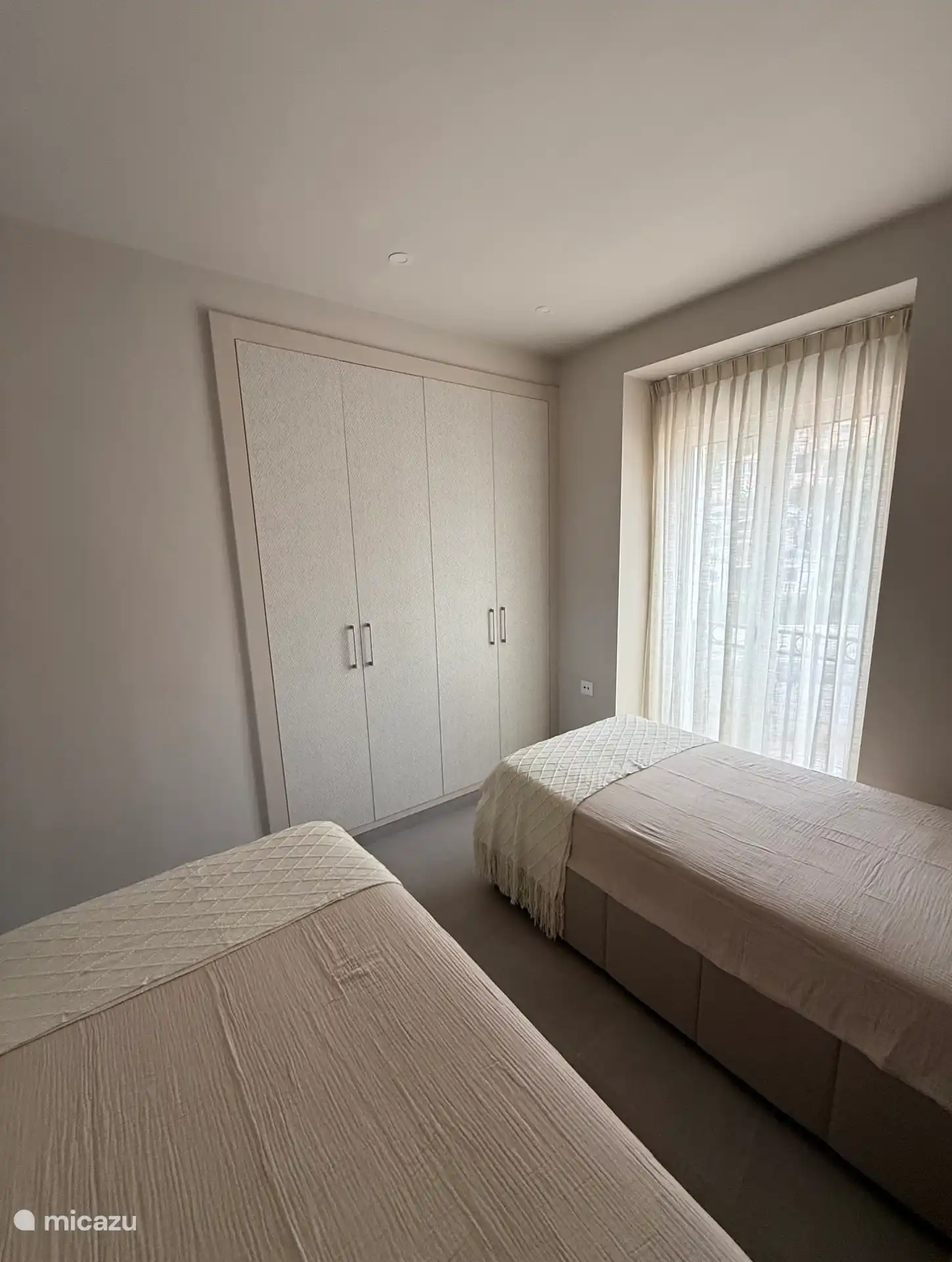 Extra bedroom with two single beds, fitted wardrobes