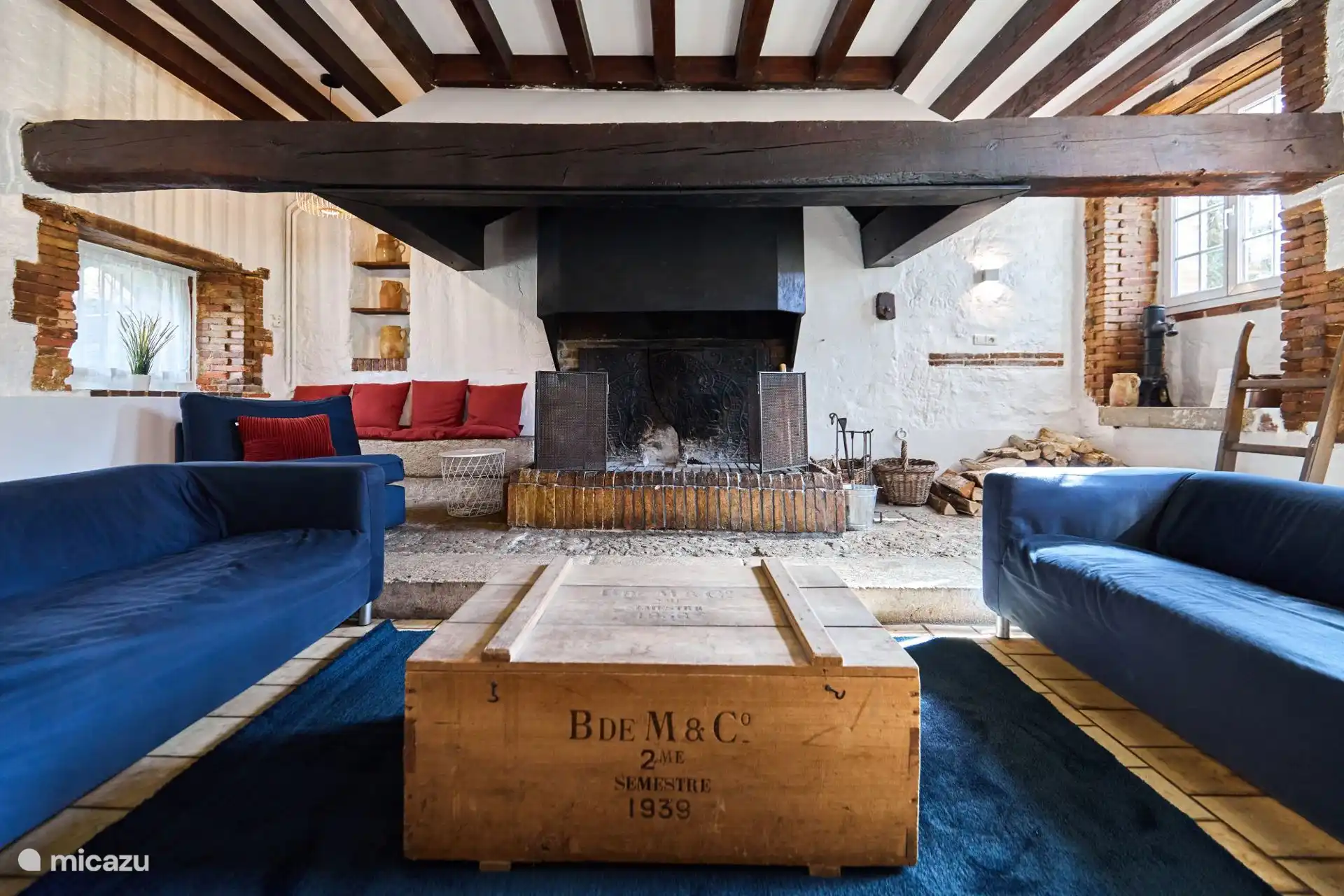De woonkamer, de grote open open haard