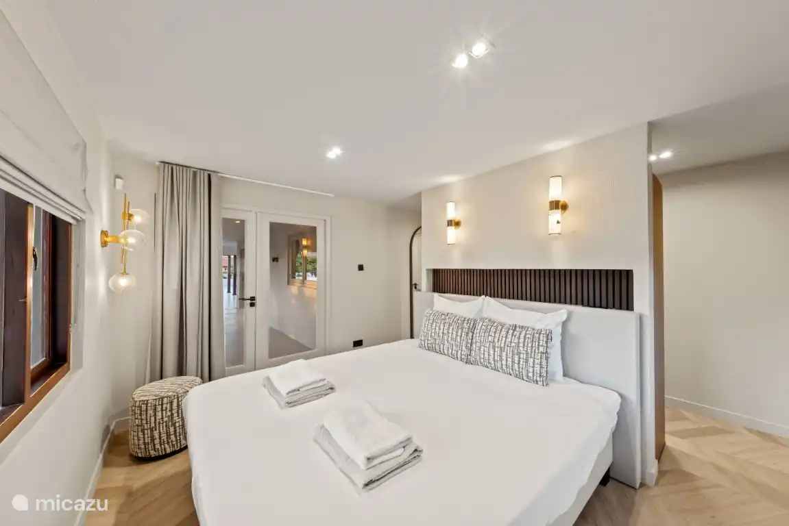 Dormitorio 2 con puertas de patio al porche
