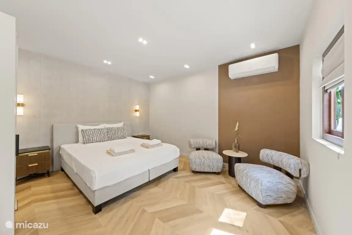 El dormitorio 4 está en el sótano. Se puede acceder por escaleras desde el porche/terraza de la piscina