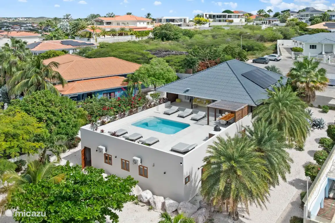 Yellow Lotus es una villa independiente en un terreno de 1.400 m2. Un jardín tropical y colorido. Debido a la diferencia de altura con las parcelas circundantes, existe una privacidad óptima. 