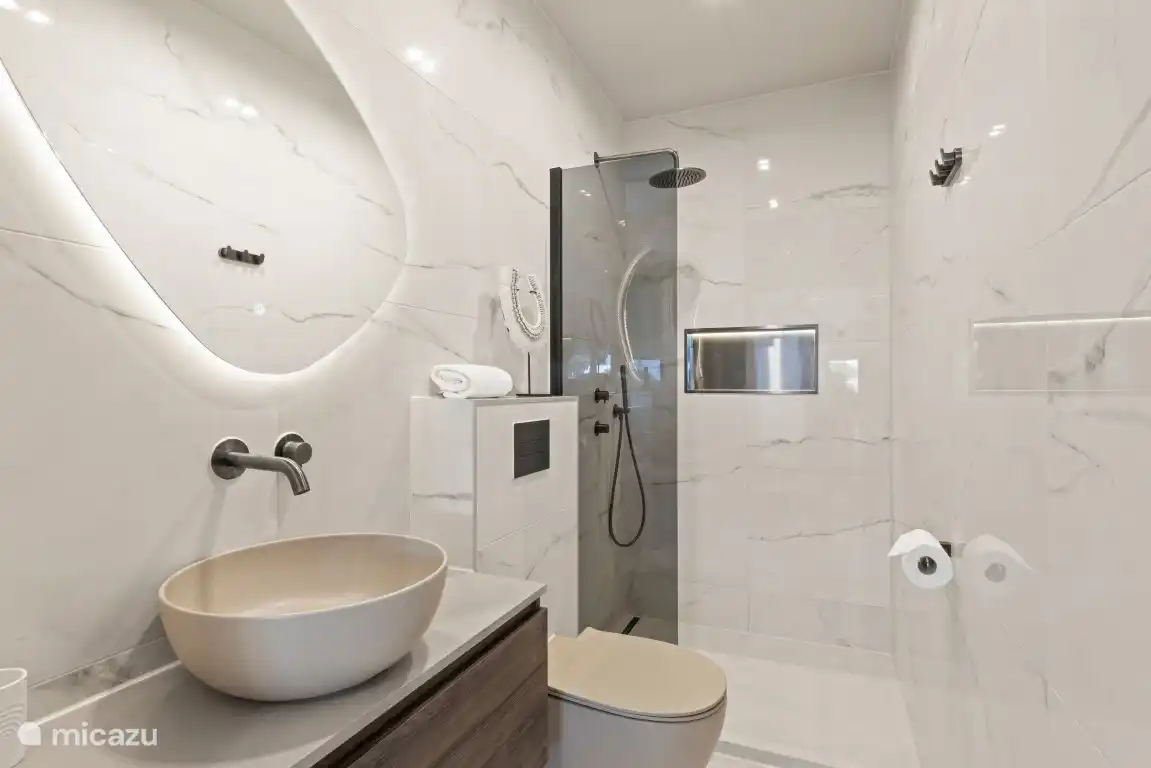 Baño del dormitorio 3 con ducha de lluvia/mano, lavabo y inodoro