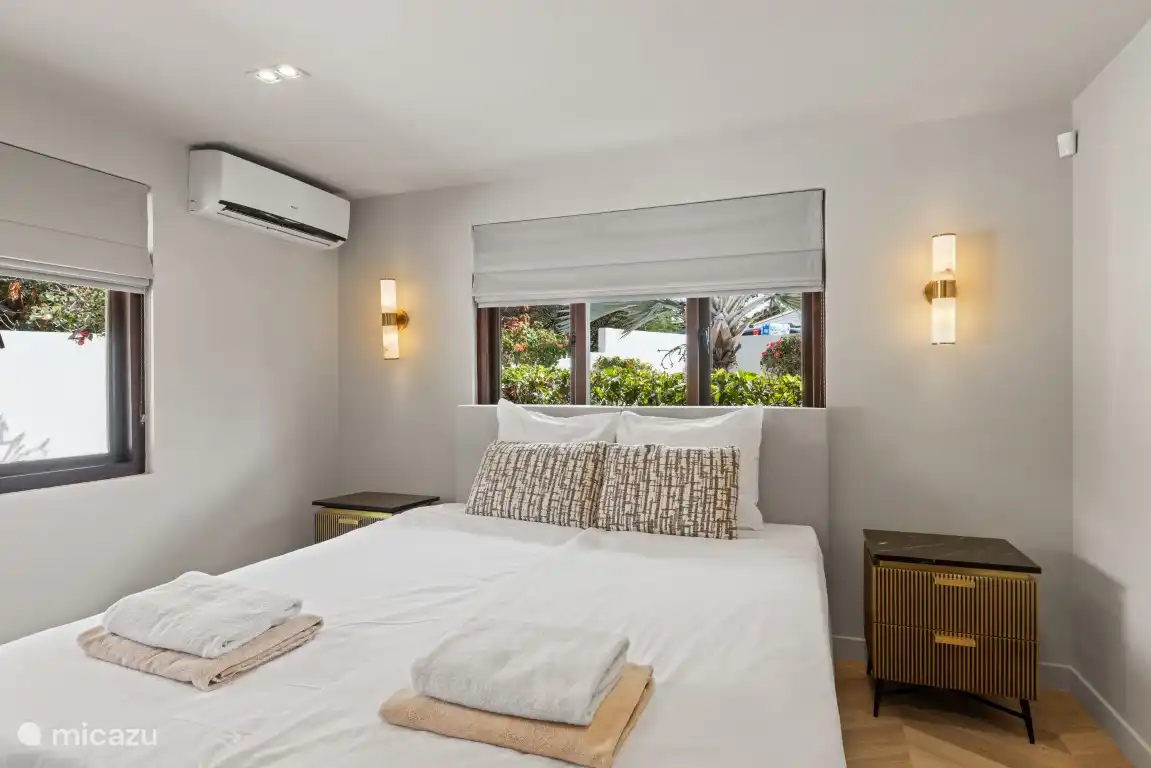 El dormitorio 3 también tiene aire acondicionado y puede ser 2x individual (2x 0,90x2,20m) o una cama matrimonial de tamaño king (1,80x2,20m)