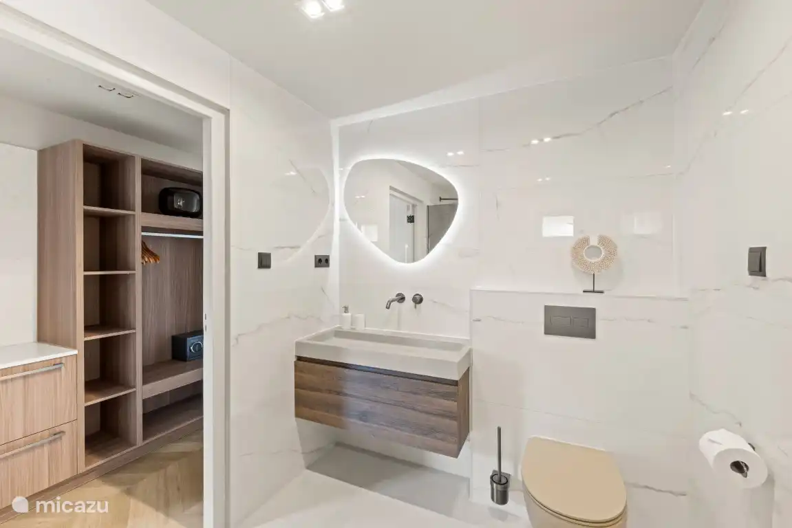 Baño y armario con caja fuerte que pertenece al dormitorio 2 