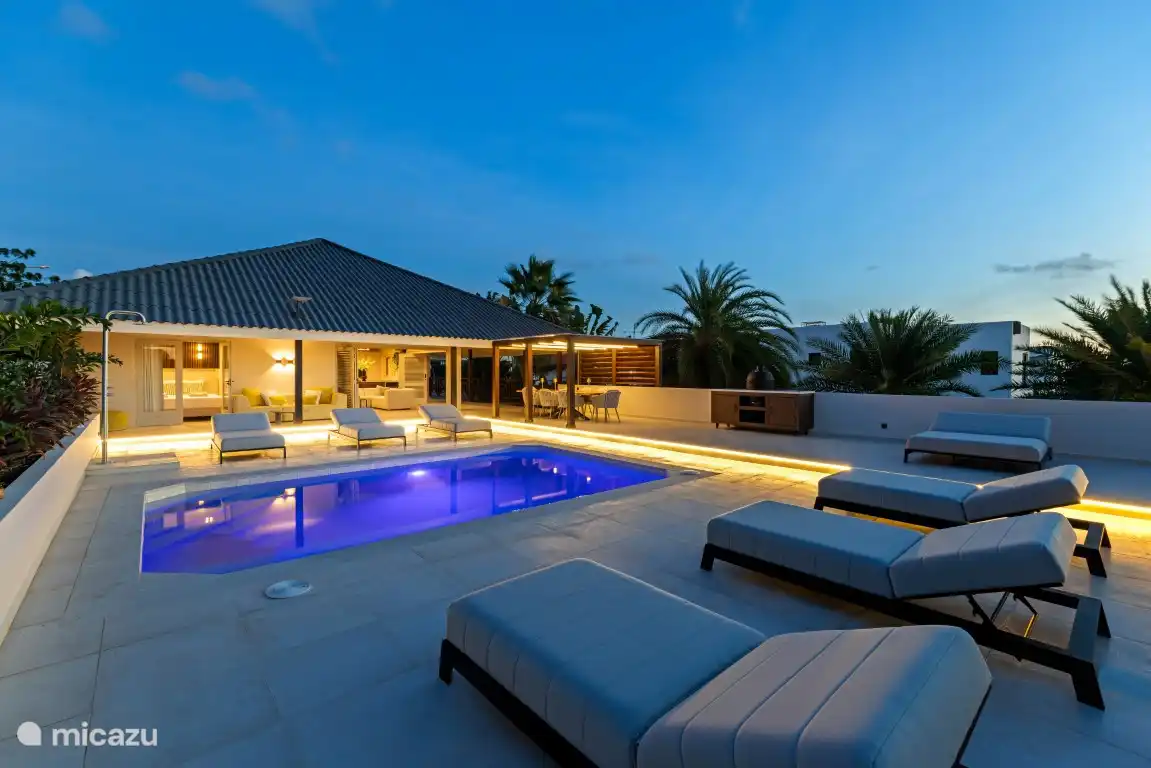 La terraza de la piscina también está bien y de forma atractiva iluminada con iluminación LED por la tarde 
