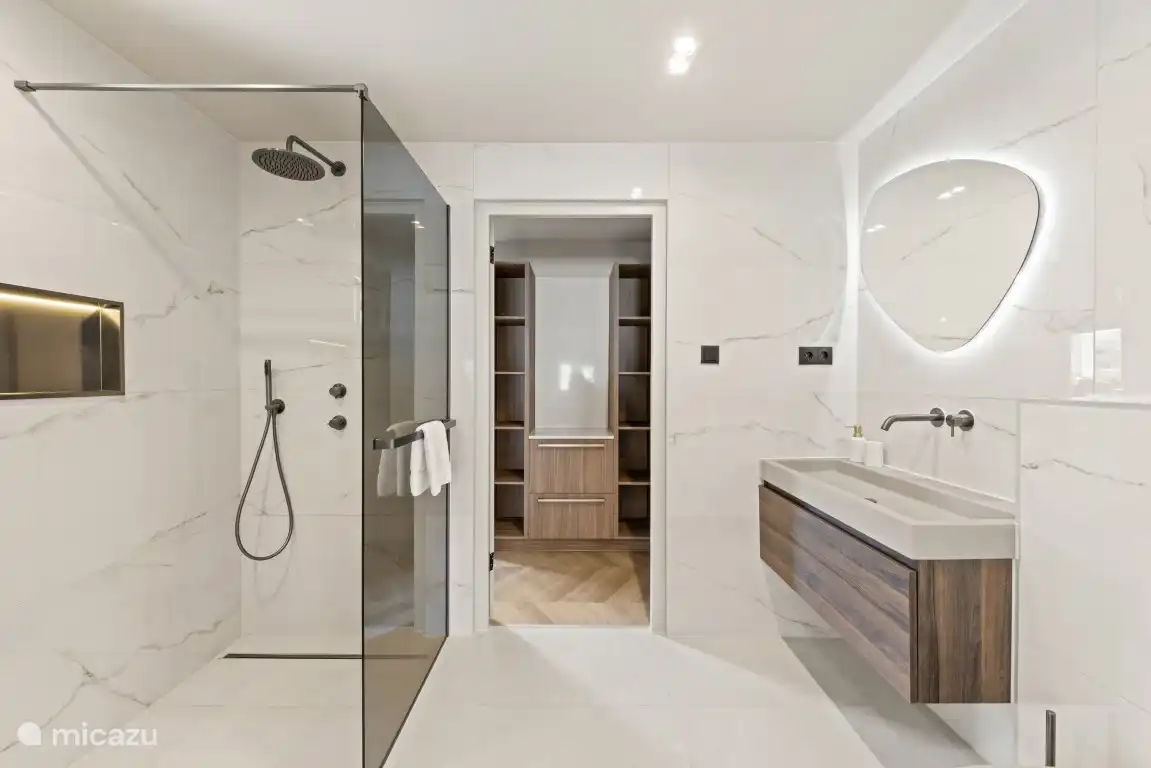 El baño 2 también tiene una ducha a rueda con ducha de lluvia/mano, lavabo y inodoro. 